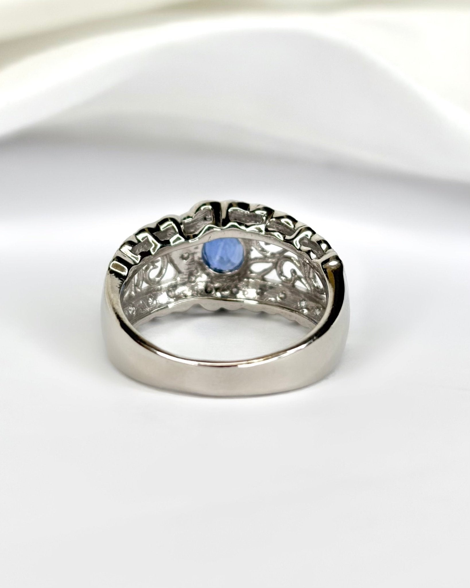Bague Jonc Saphir 0.70 carat, Diamants 0.50 carat &amp; Platine 7.55g "Sabrina" - Elliade Paris