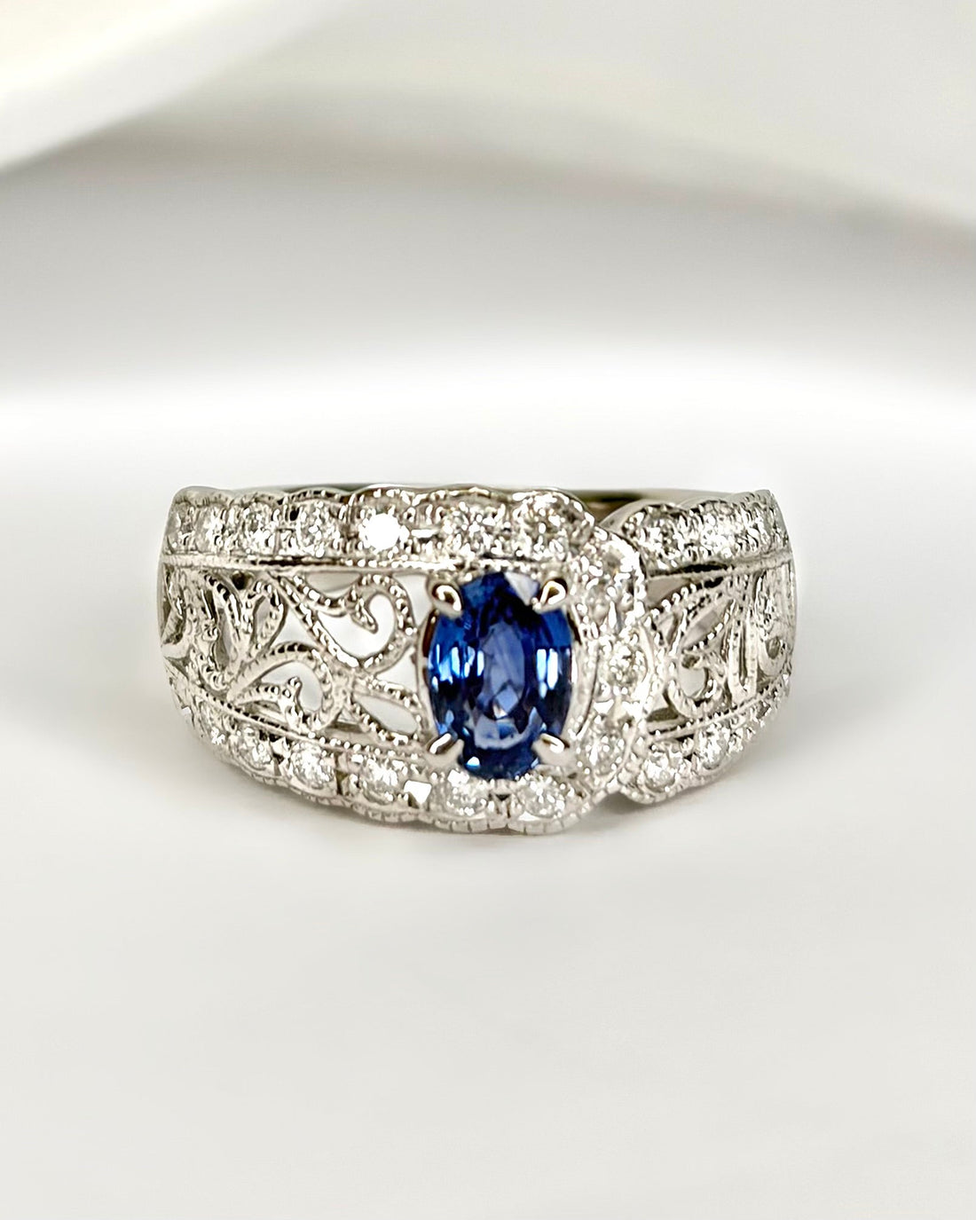 Bague Jonc Saphir 0.70 carat, Diamants 0.50 carat &amp; Platine 7.55g "Sabrina" - Elliade Paris