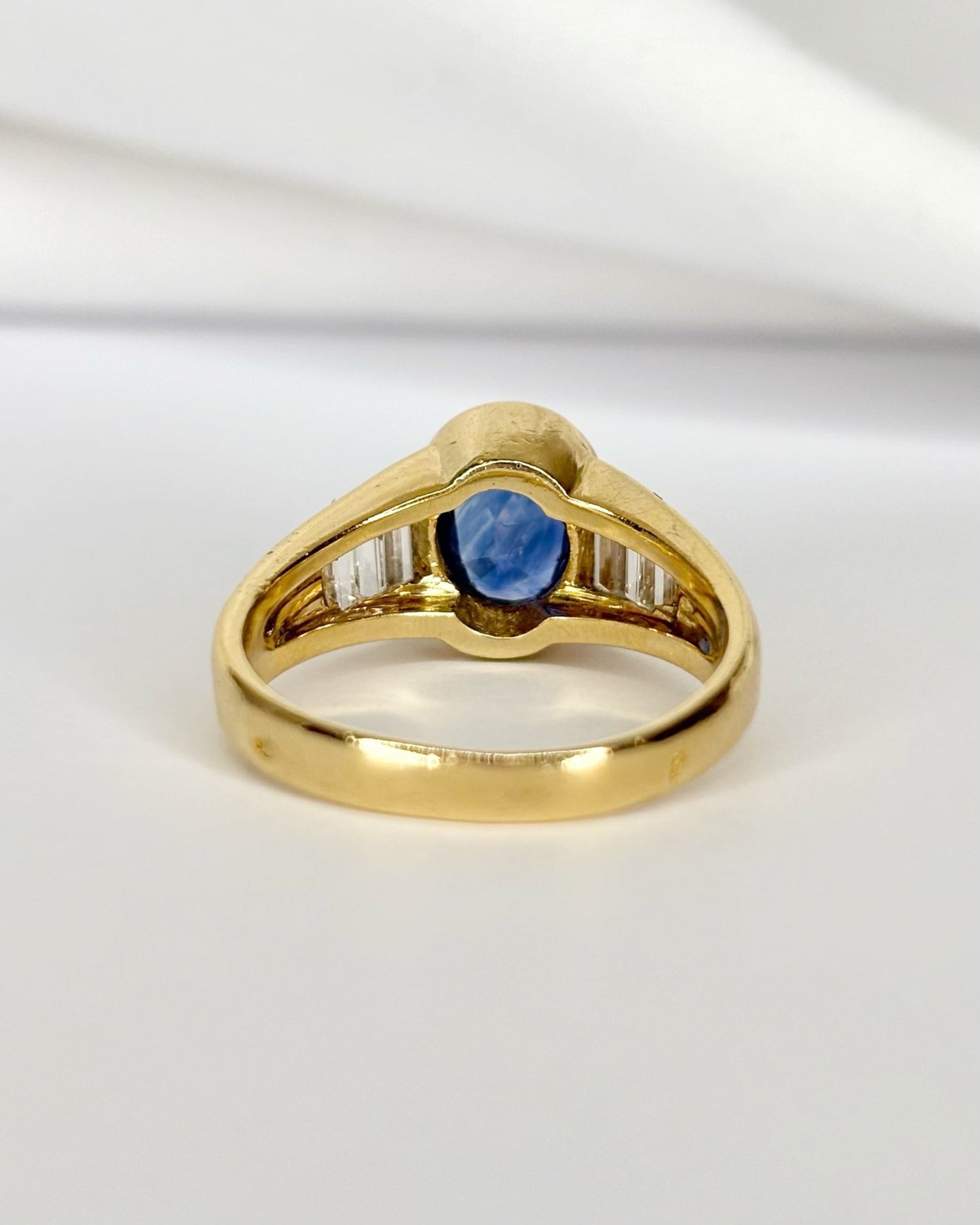 Bague Jonc Saphir 1.30 carat, Diamants 0.48 carat &amp; Or 6.66g "Amina" - Elliade Paris