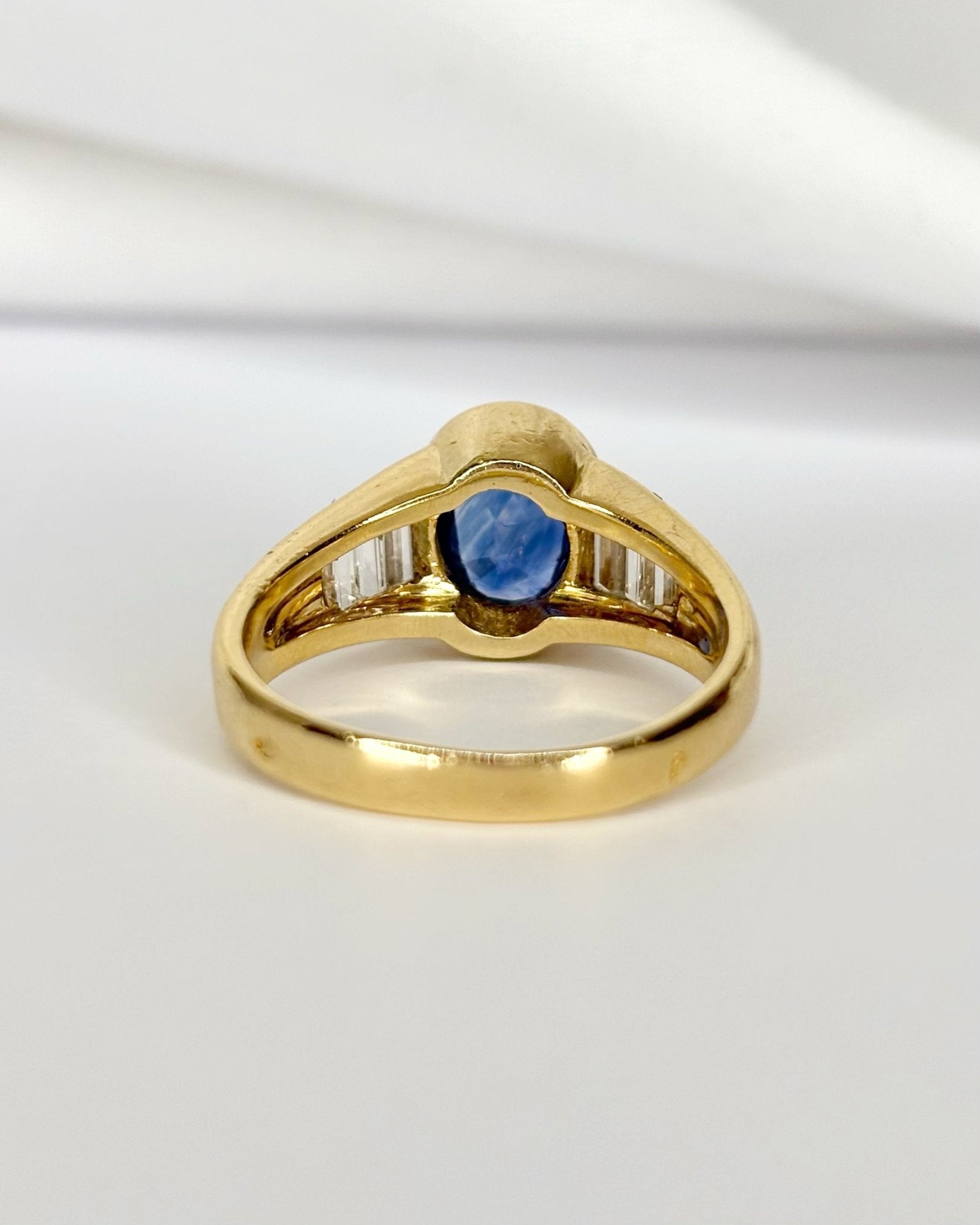 Bague Jonc Saphir 1.30 carat, Diamants 0.48 carat &amp; Or 6.66g "Amina" - Elliade Paris