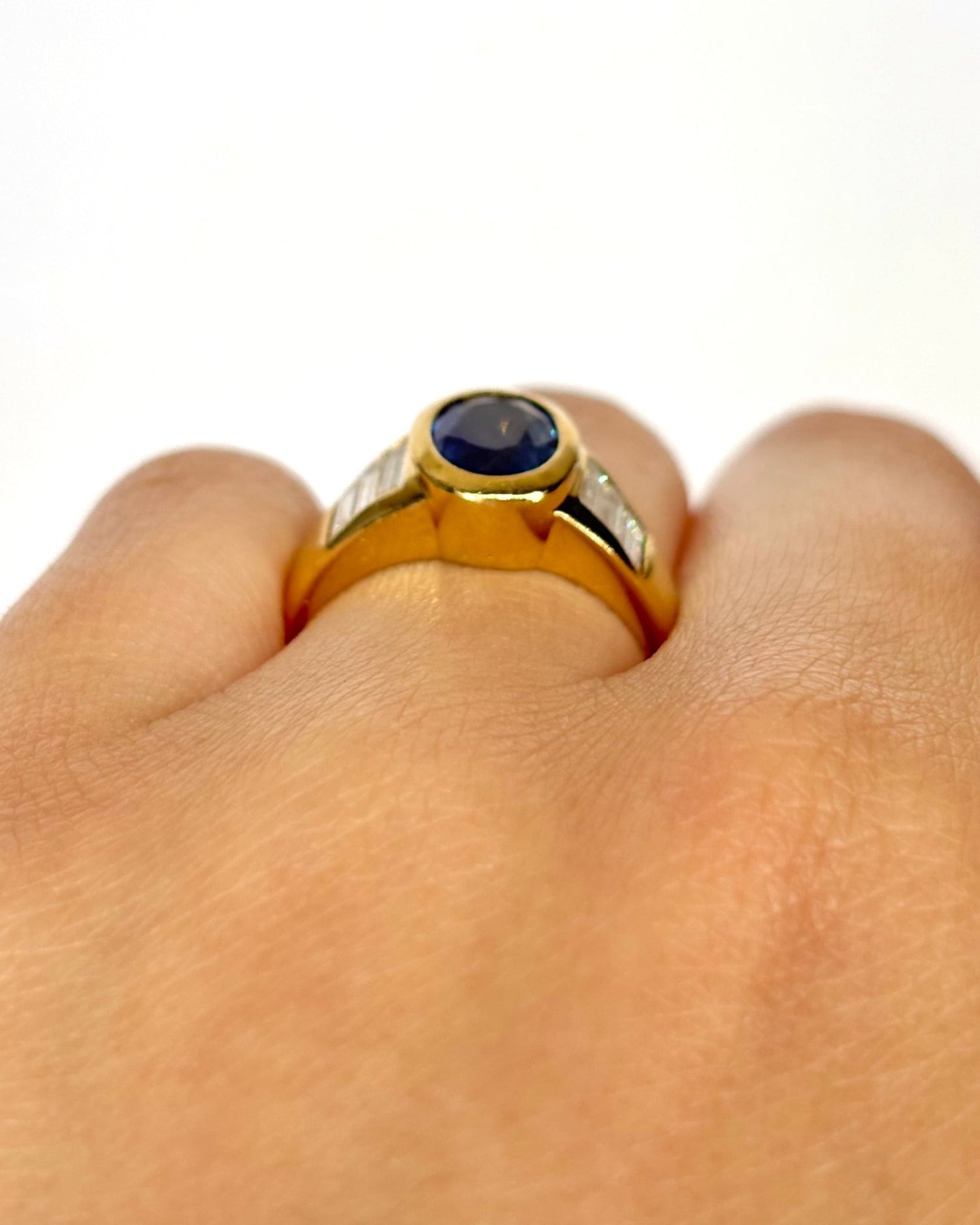 Bague Jonc Saphir 1.30 carat, Diamants 0.48 carat &amp; Or 6.66g "Amina" - Elliade Paris