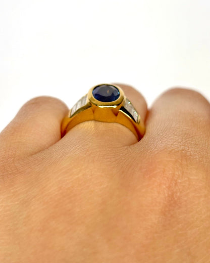 Bague Jonc Saphir 1.30 carat, Diamants 0.48 carat &amp; Or 6.66g "Amina" - Elliade Paris