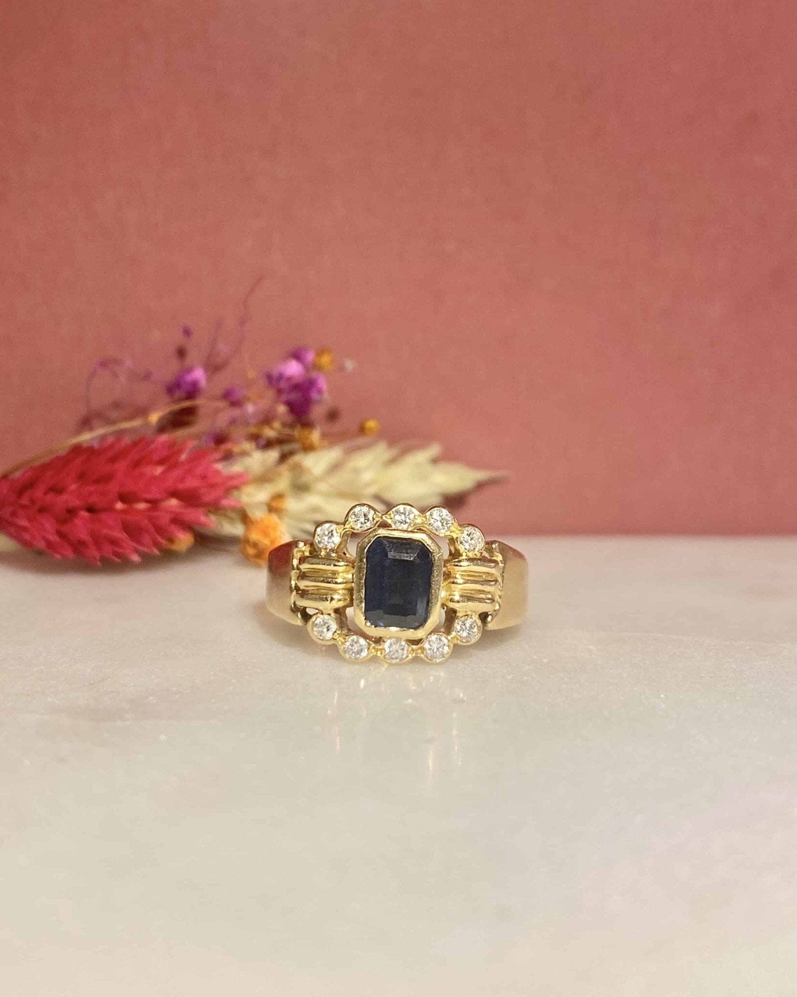 Bague Jonc Saphir 1.50 carat &amp; 10 Diamants "Lindsay" - Elliade Paris