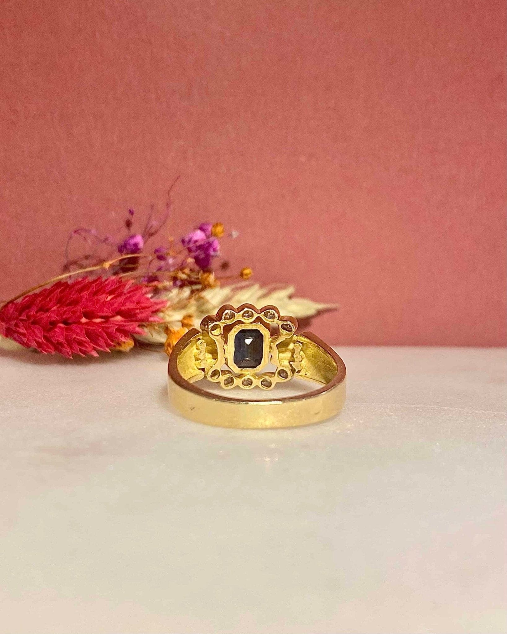 Bague Jonc Saphir 1.50 carat &amp; 10 Diamants "Lindsay" - Elliade Paris