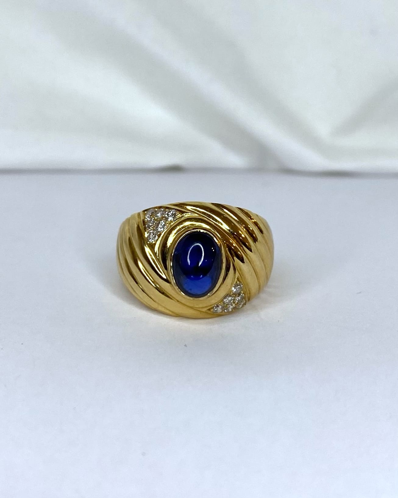 Bague Jonc Saphir 1.70 carat &amp; douze Diamants "Mina" - Elliade Paris