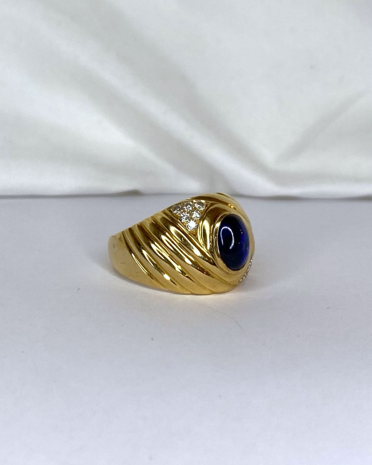 Bague Jonc Saphir 1.70 carat &amp; douze Diamants "Mina" - Elliade Paris