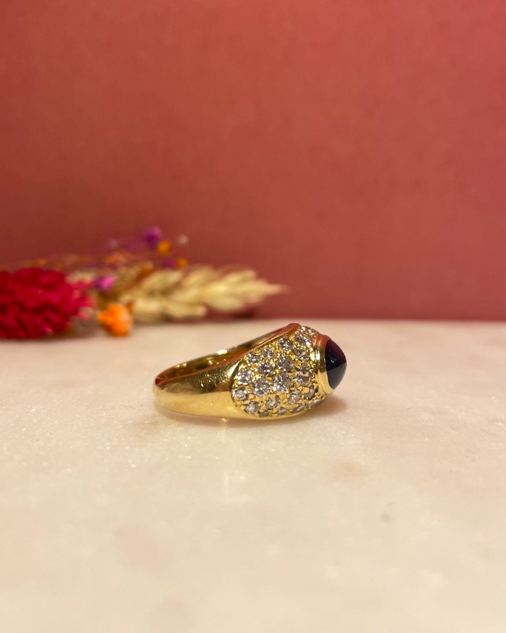 Bague Jonc Saphir Cabochon 1.43 carat &amp; 42 Diamants "Sandra" - Elliade Paris