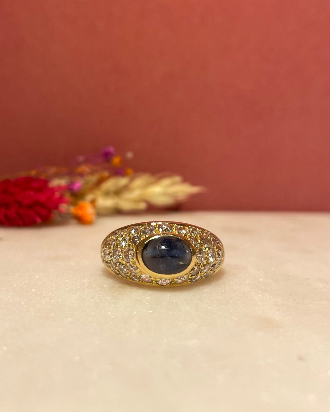 Bague Jonc Saphir Cabochon 1.43 carat &amp; 42 Diamants &quot;Sandra&quot; - Elliade Paris