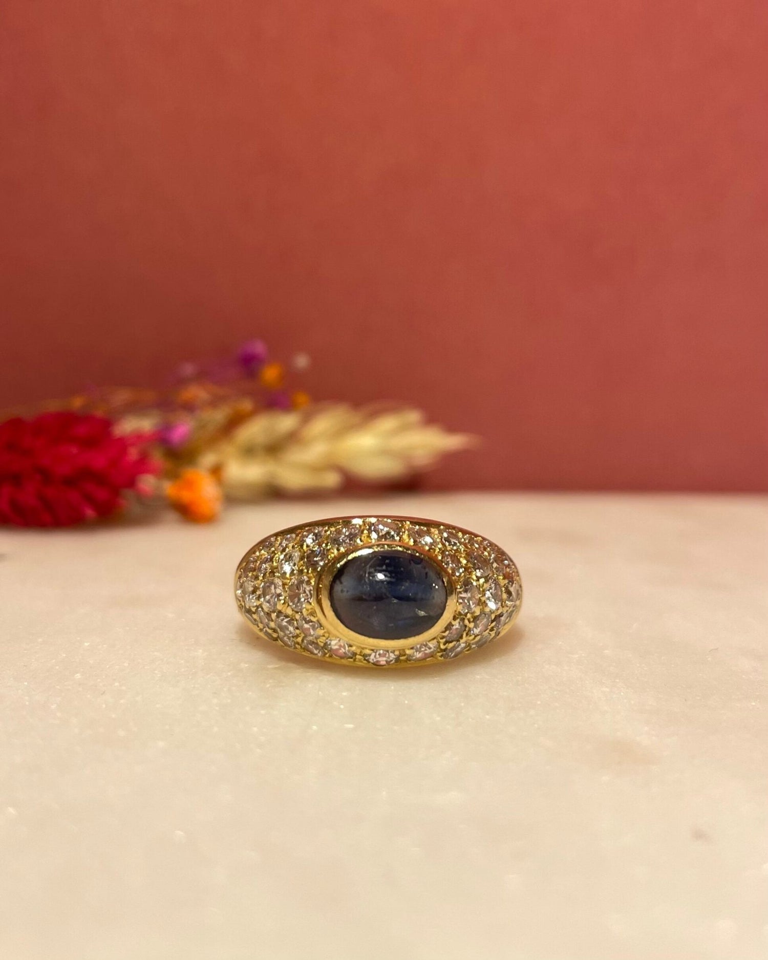 Bague Jonc Saphir Cabochon 1.43 carat &amp; 42 Diamants &quot;Sandra&quot; - Elliade Paris
