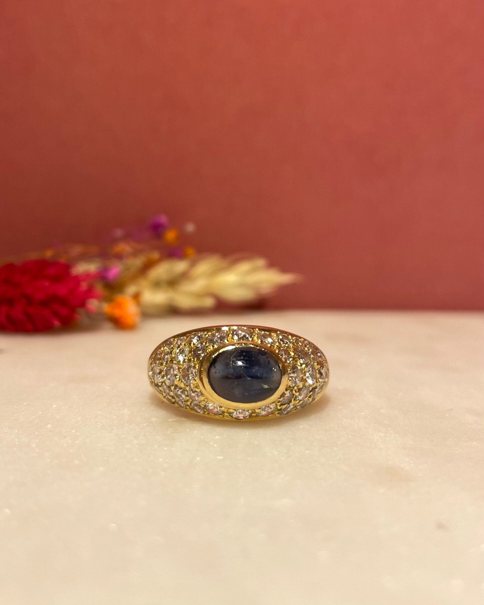 Bague Jonc Saphir Cabochon 1.43 carat &amp; 42 Diamants "Sandra" - Elliade Paris
