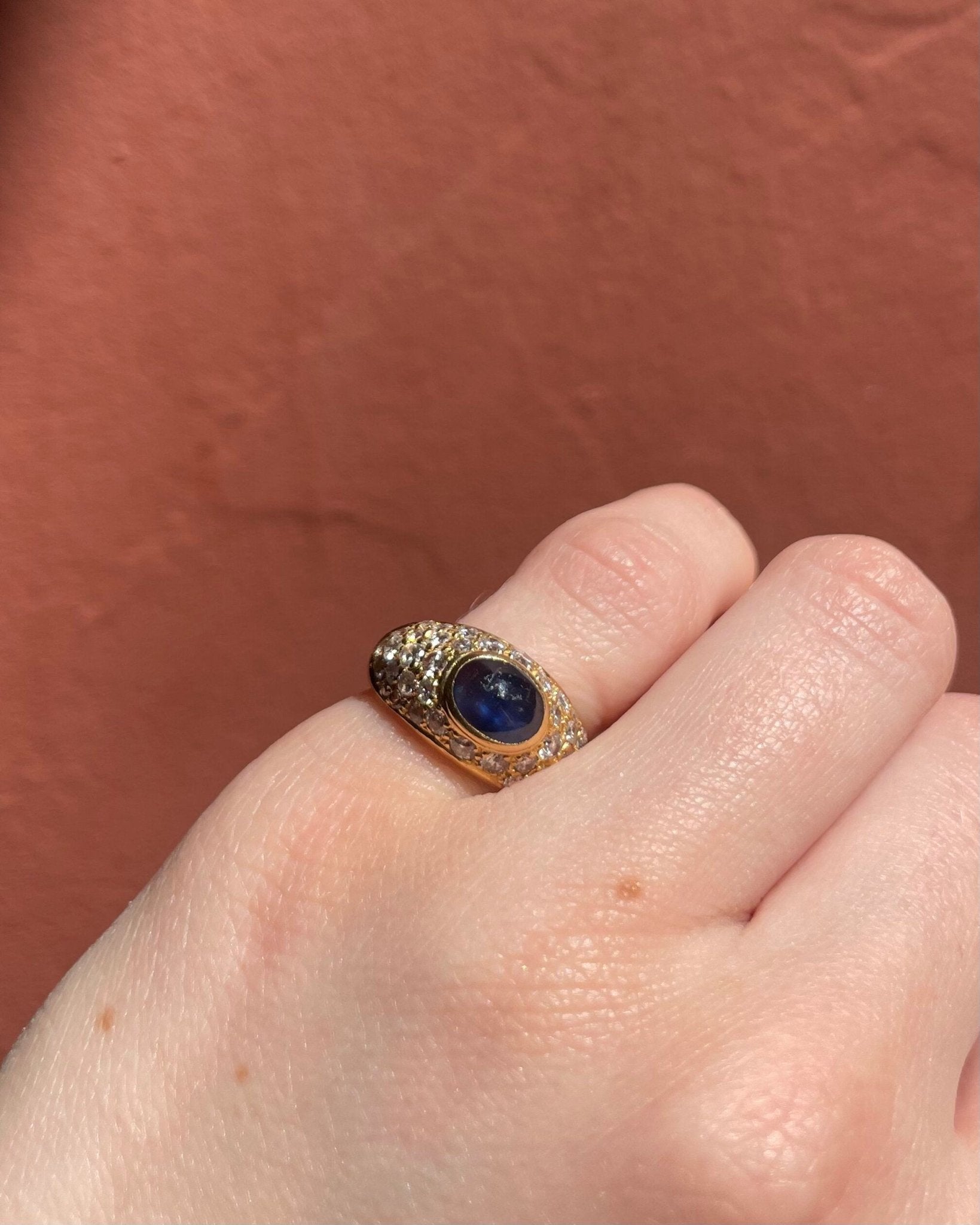 Bague Jonc Saphir Cabochon 1.43 carat &amp; 42 Diamants "Sandra" - Elliade Paris