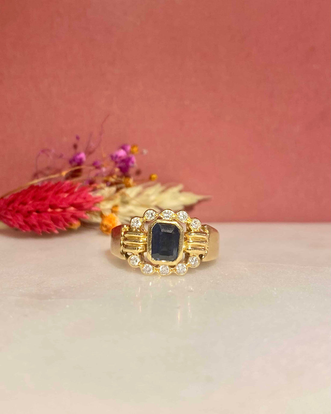 Bague Jonc Saphir 1.50 carat &amp; 10 Diamants &quot;Lindsay&quot;