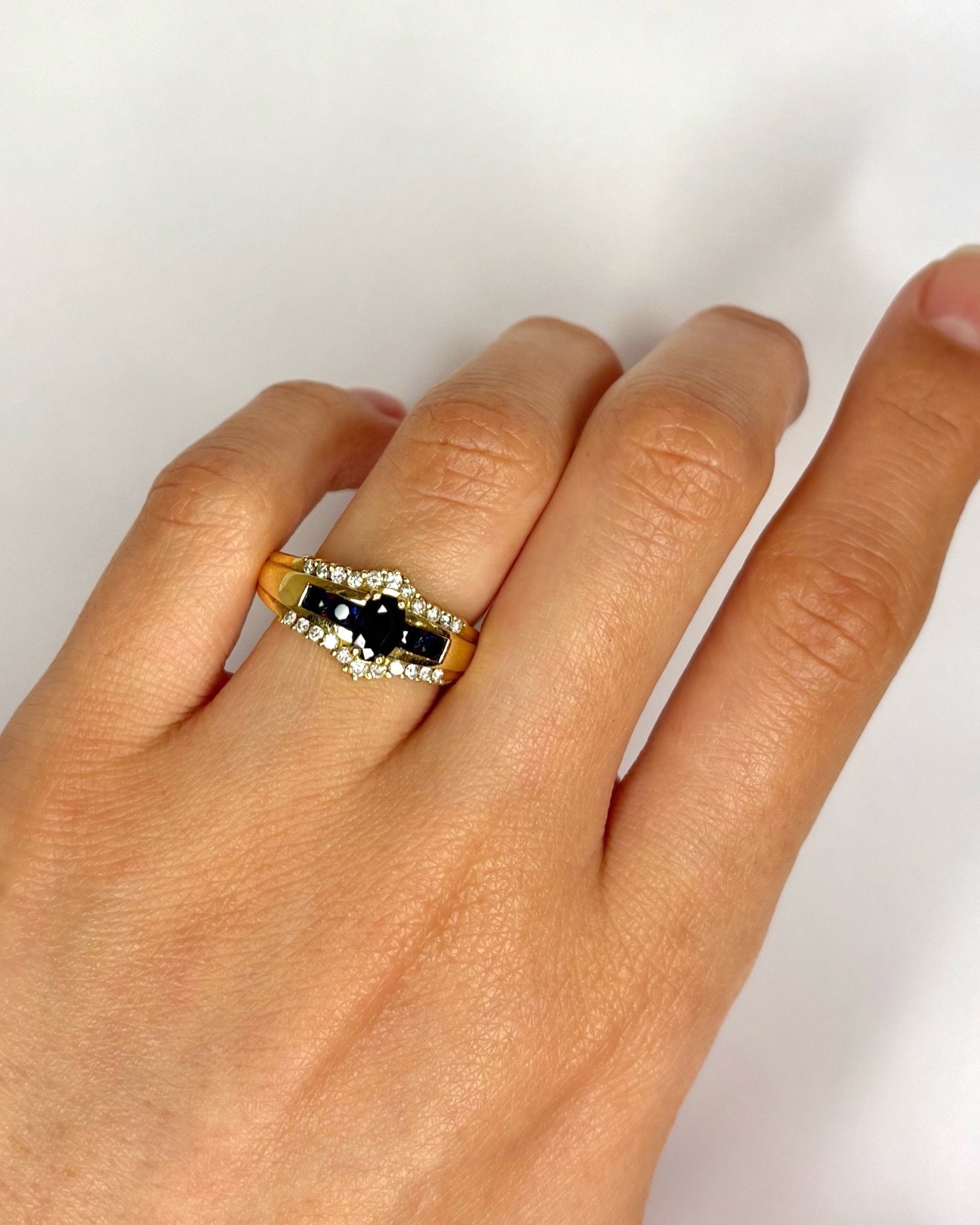 Bague Jonc Saphirs 0.70 carat, Diamants &amp; Or 5.05 g "Allie" - Elliade Paris