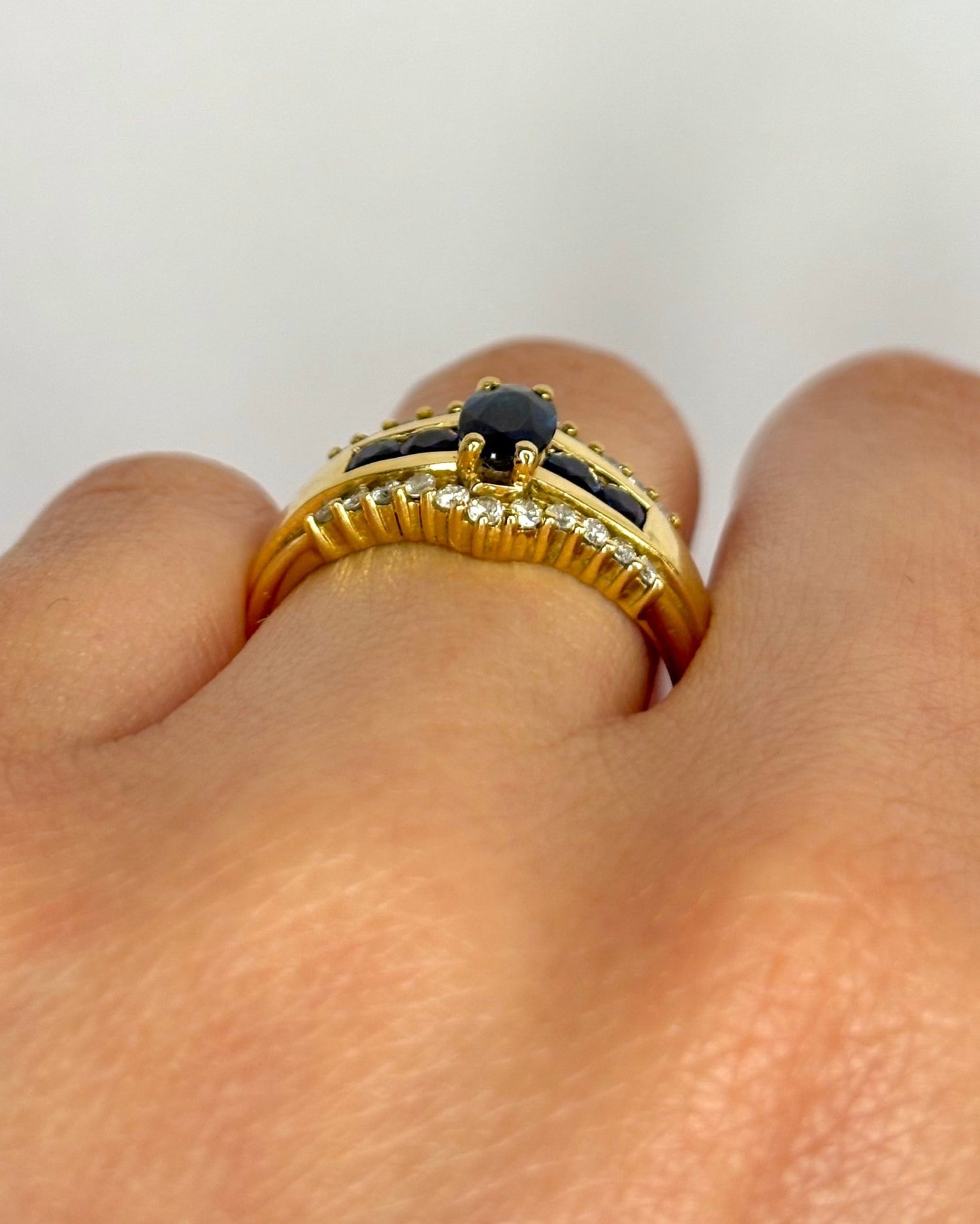 Bague Jonc Saphirs 0.70 carat, Diamants &amp; Or 5.05 g "Allie" - Elliade Paris