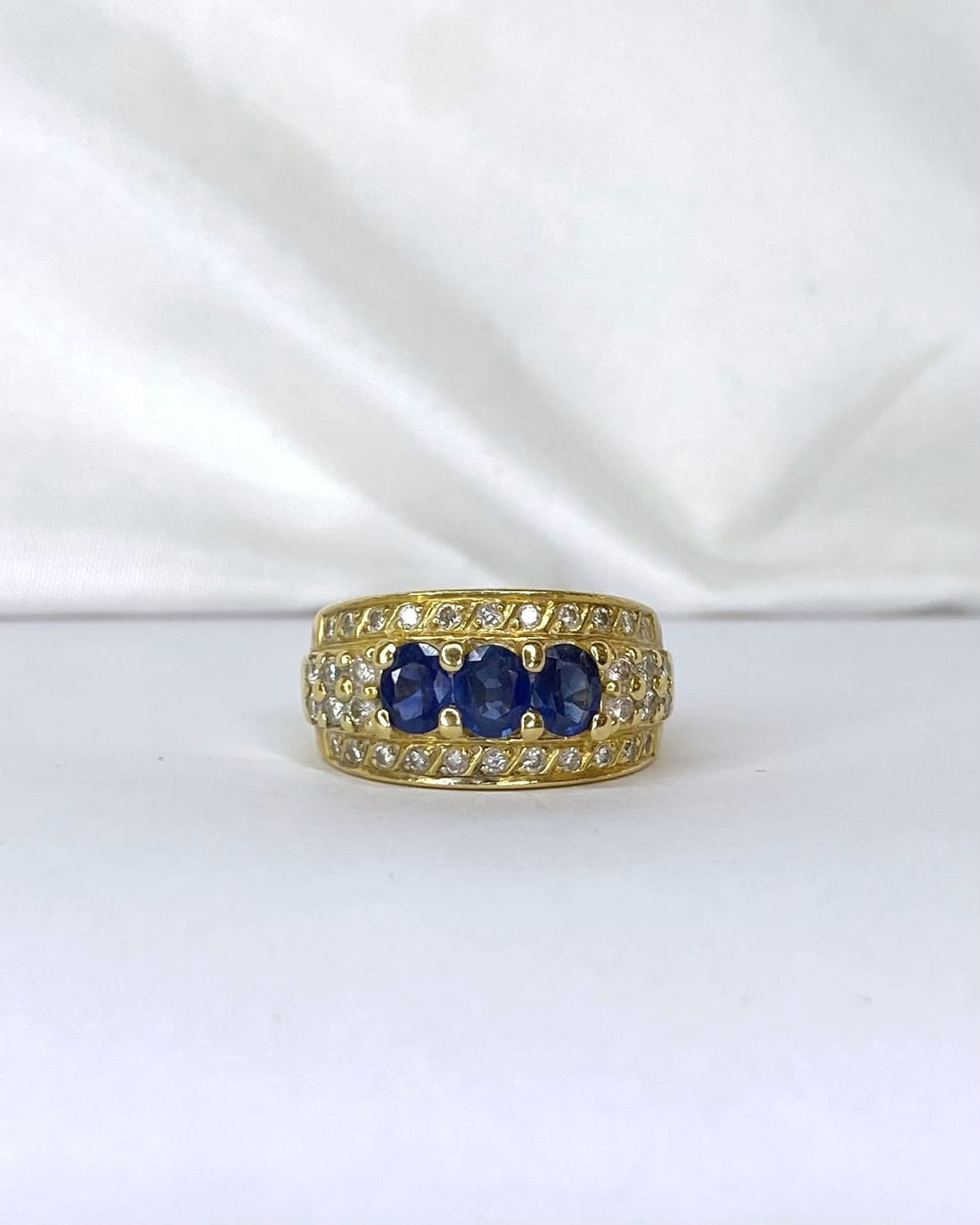 Bague Jonc saphirs 1.20 carat &amp; 34 Diamants &quot;Brune&quot; - Elliade Paris