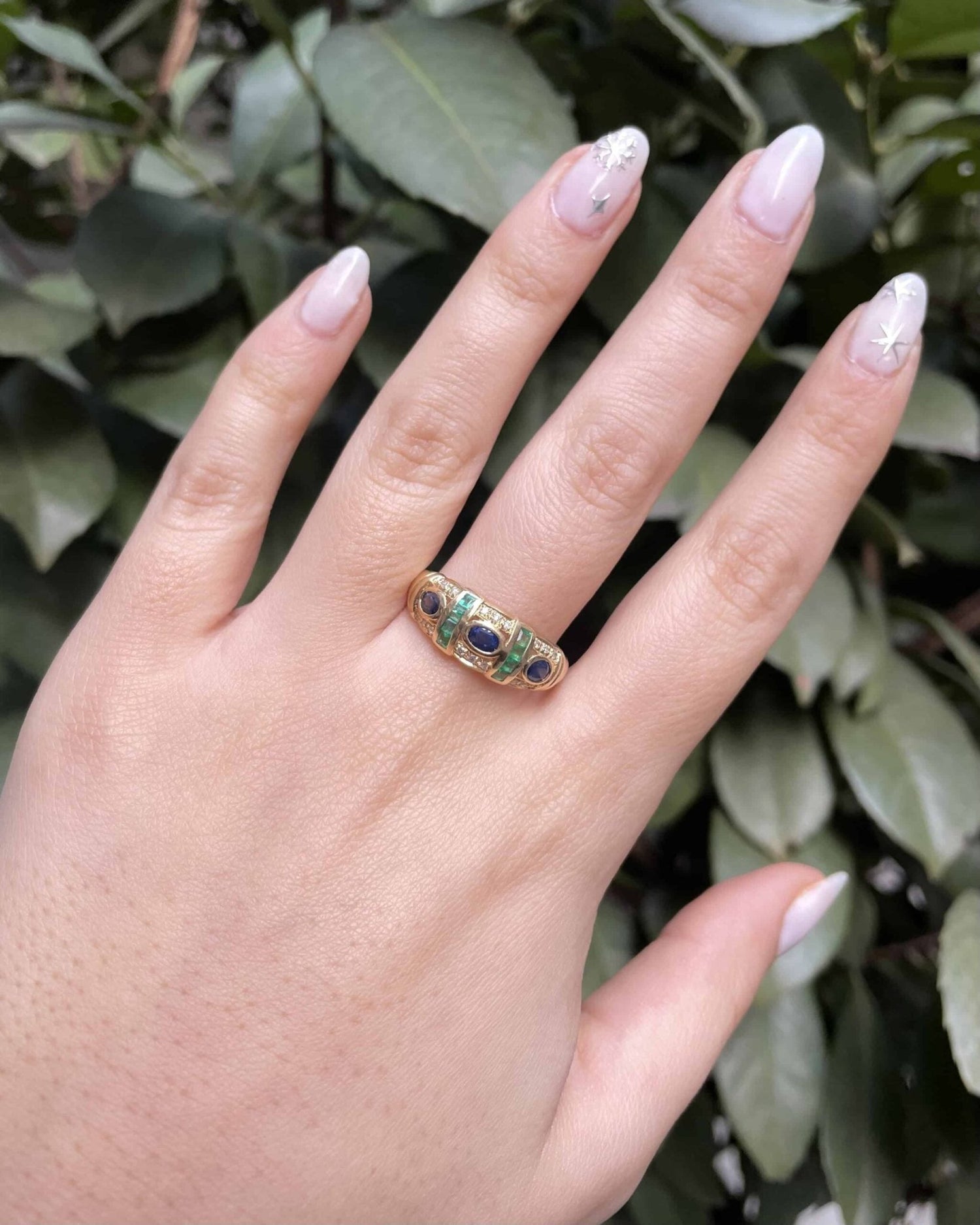Bague Jonc Saphirs, Émeraudes &amp; Diamants &quot;Monica&quot; - Elliade Paris