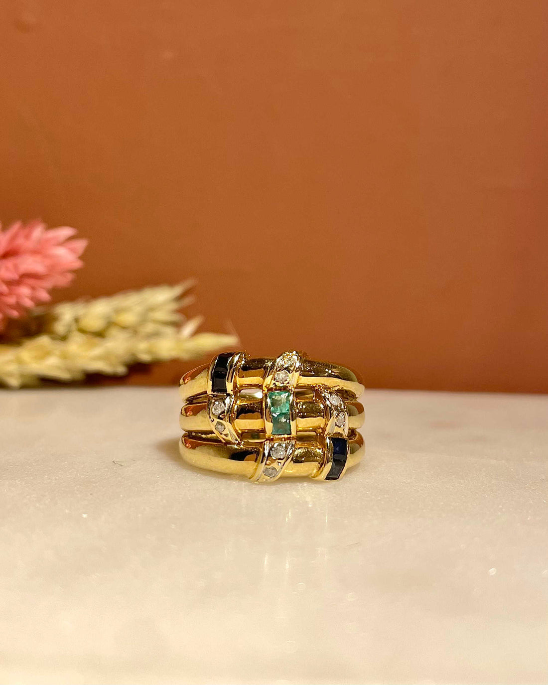 Bague Jonc Saphirs, Émeraudes &amp; Diamants &quot;Lucilia&quot;