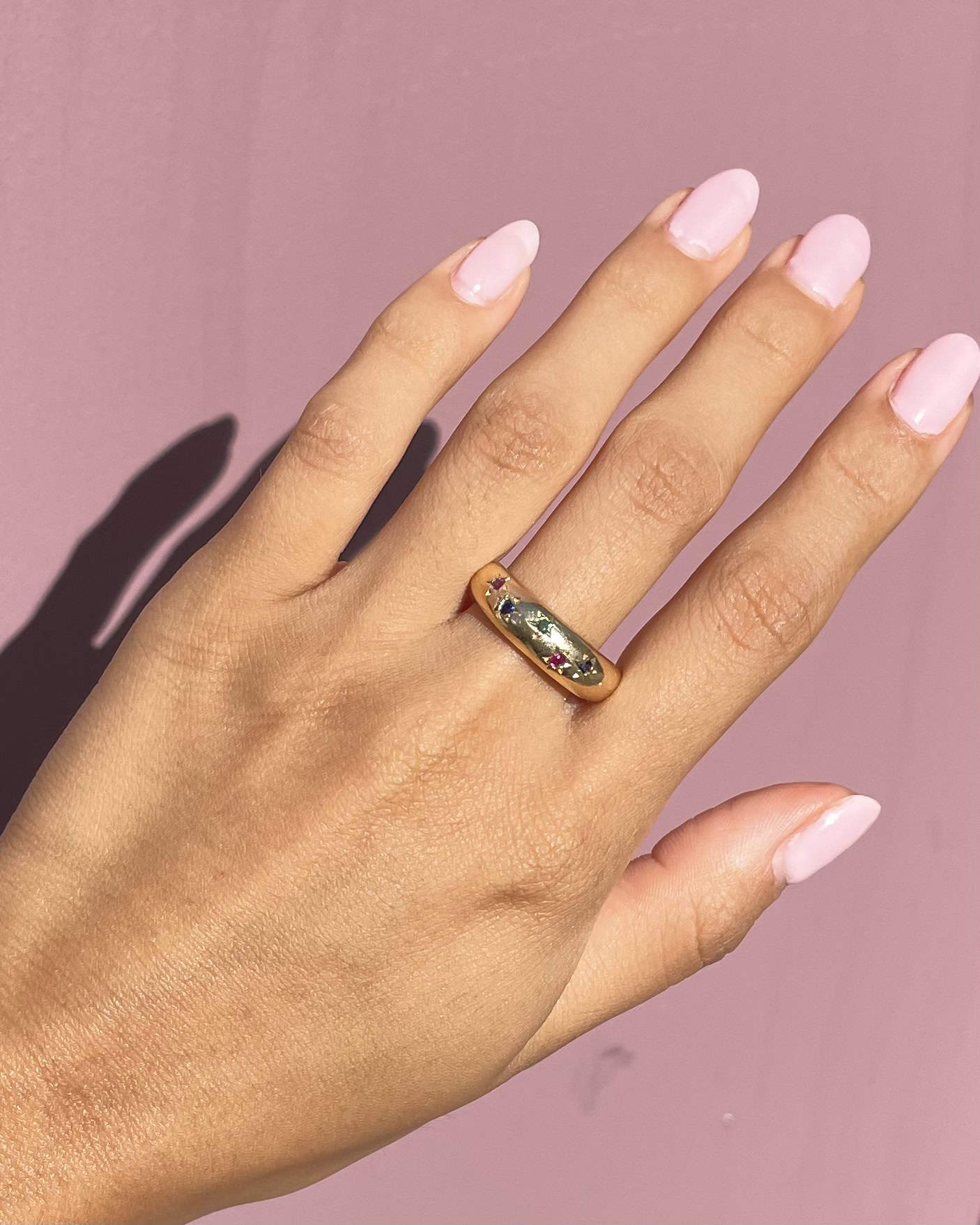 Bague Jonc Saphirs, Rubis &amp; Émeraude "Myrtille" - Elliade Paris