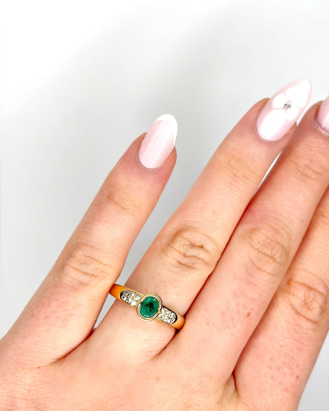 Bague Jonc Solitaire Émeraude 0.70 carat &amp; Diamants "Victoria" - Elliade Paris