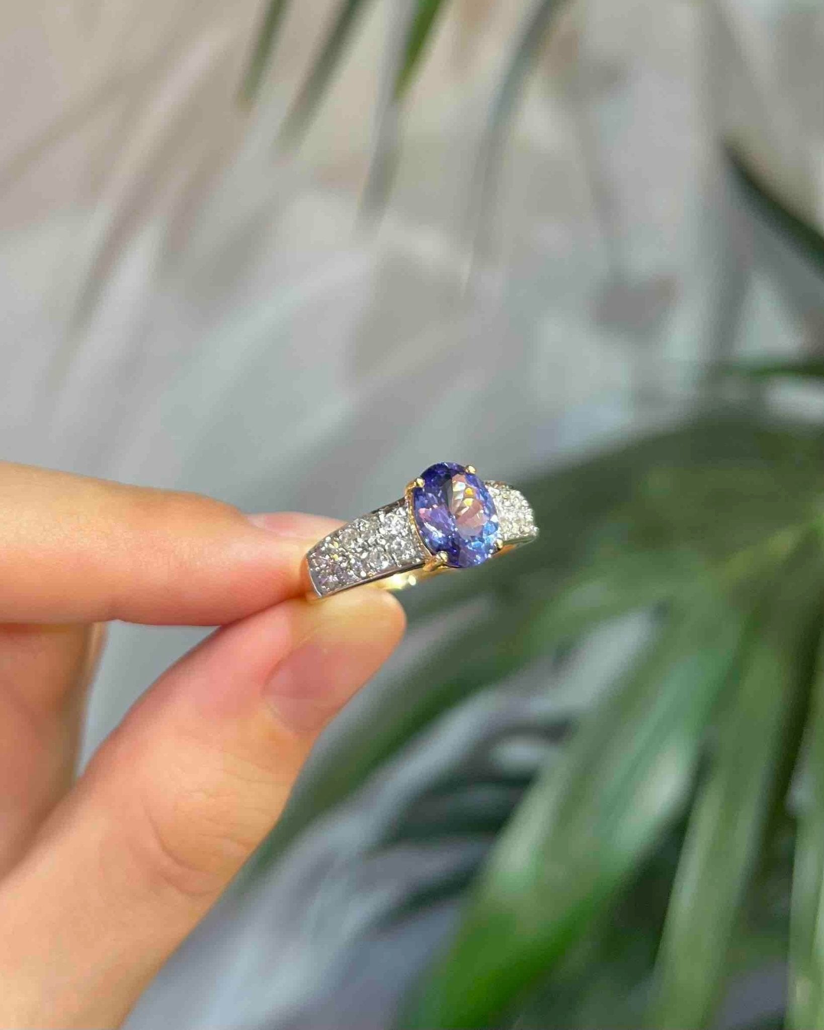 Bague Jonc Tanzanite 2.15 Carats &amp; 20 Diamants "Evangeline" - Elliade Paris
