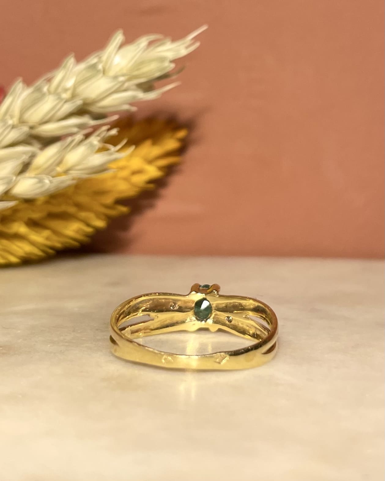 Bague Jonc Torsadée Emeraude et Diamants "Lula" - Elliade Paris
