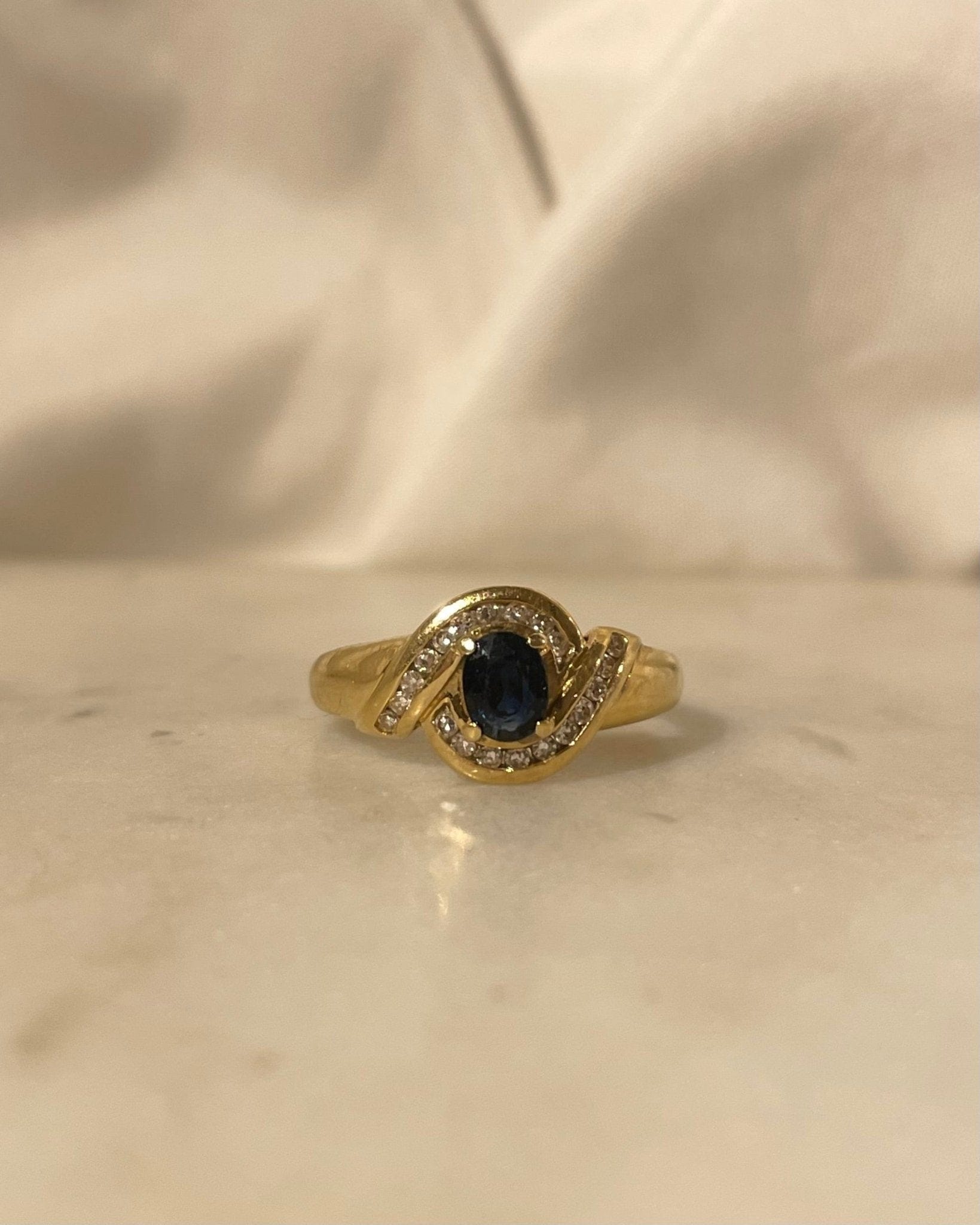 Bague Jonc Tourbillion Saphir 0.42 carat &amp; Diamants "Emelie" - Elliade Paris