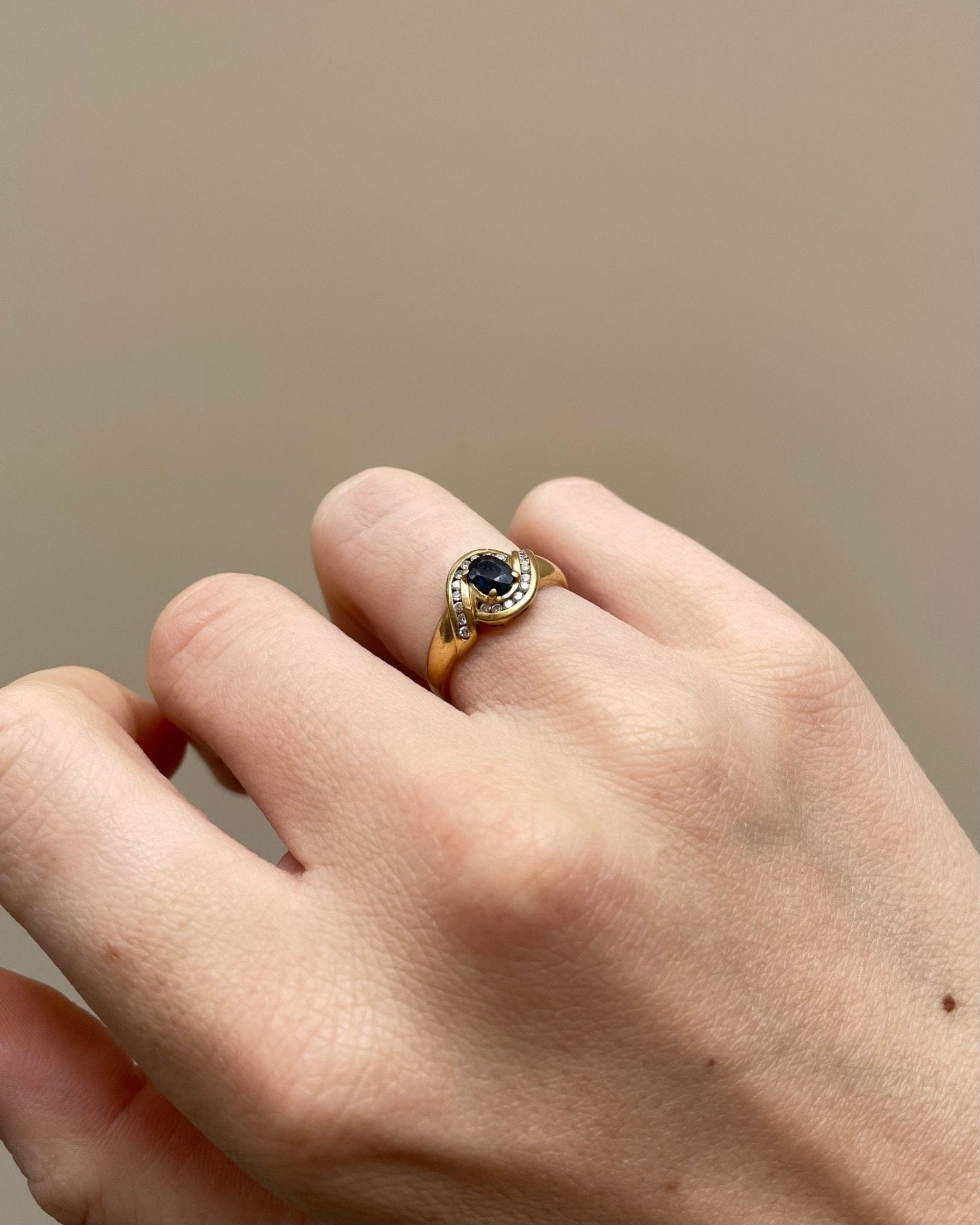 Bague Jonc Tourbillion Saphir 0.42 carat &amp; Diamants "Emelie" - Elliade Paris