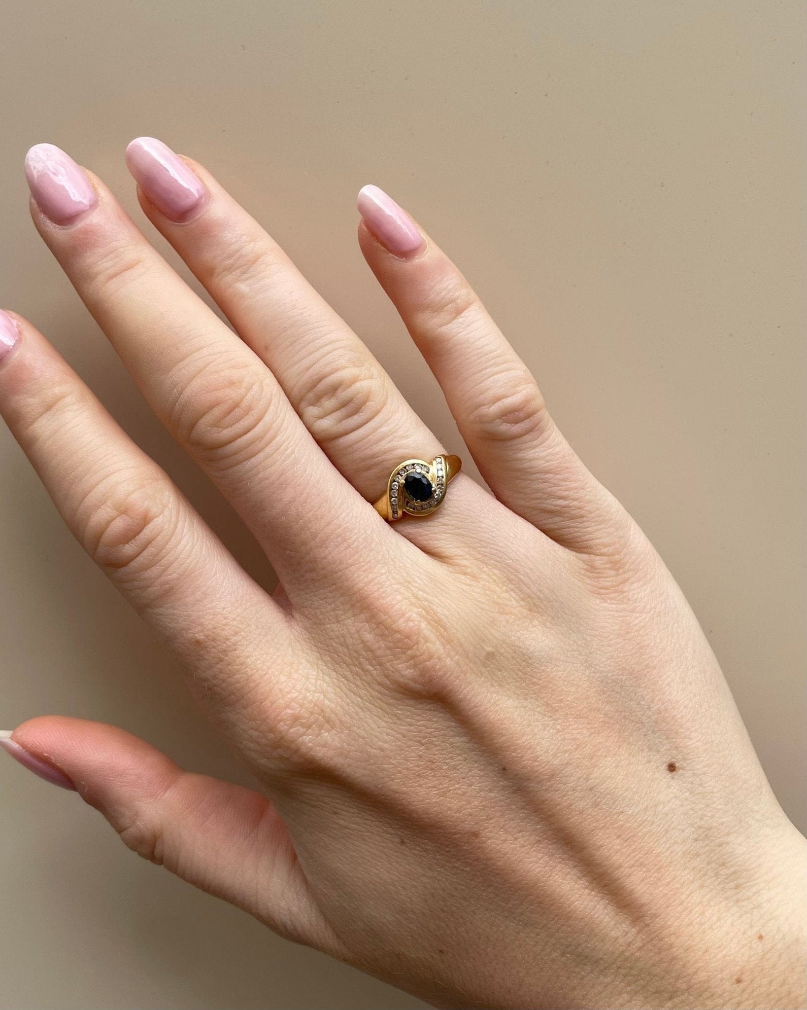 Bague Jonc Tourbillion Saphir 0.42 carat &amp; Diamants "Emelie" - Elliade Paris