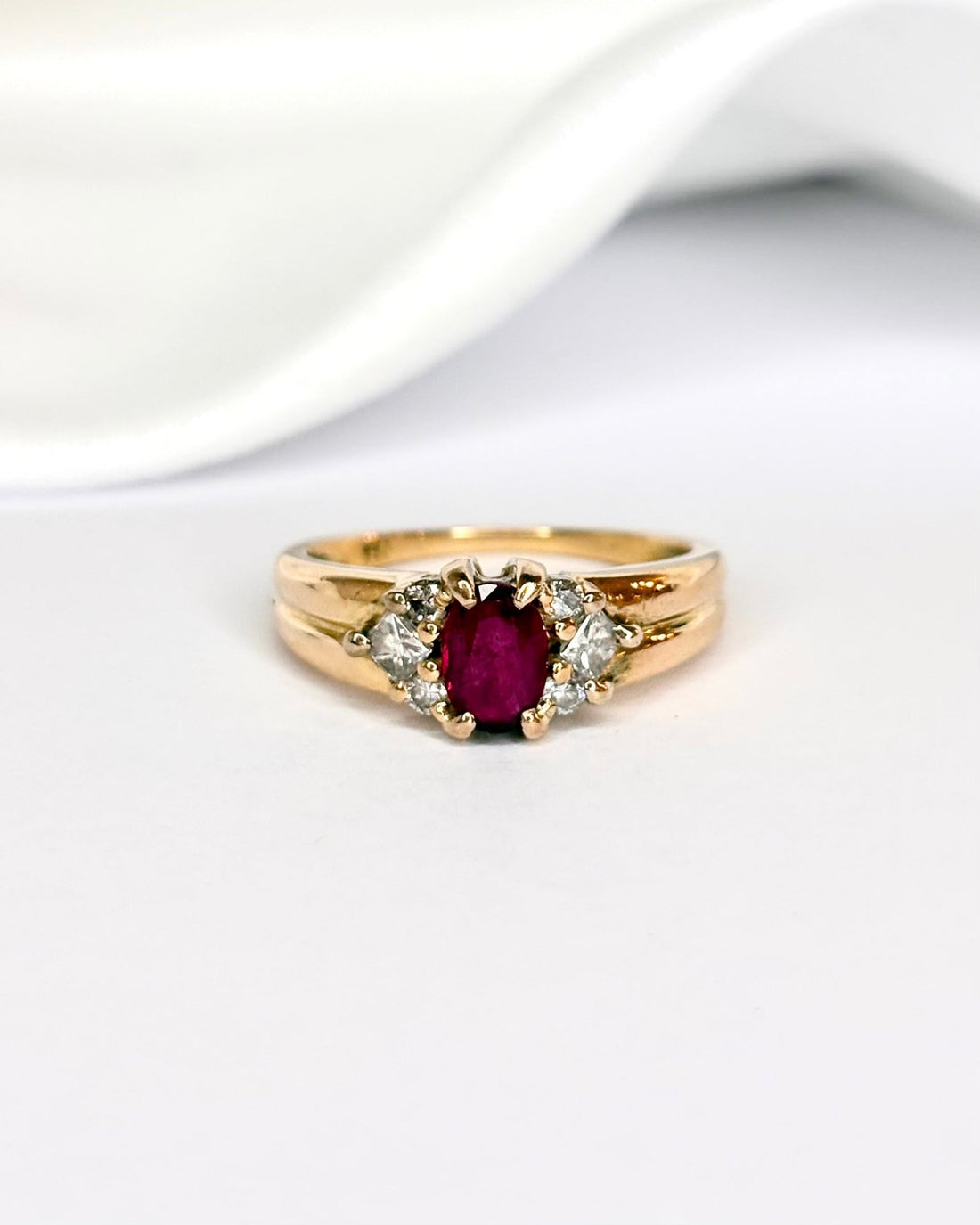 Bague Jonc Trilogie Rubis 0.50 carat &amp; Diamants "Maya" - Elliade Paris