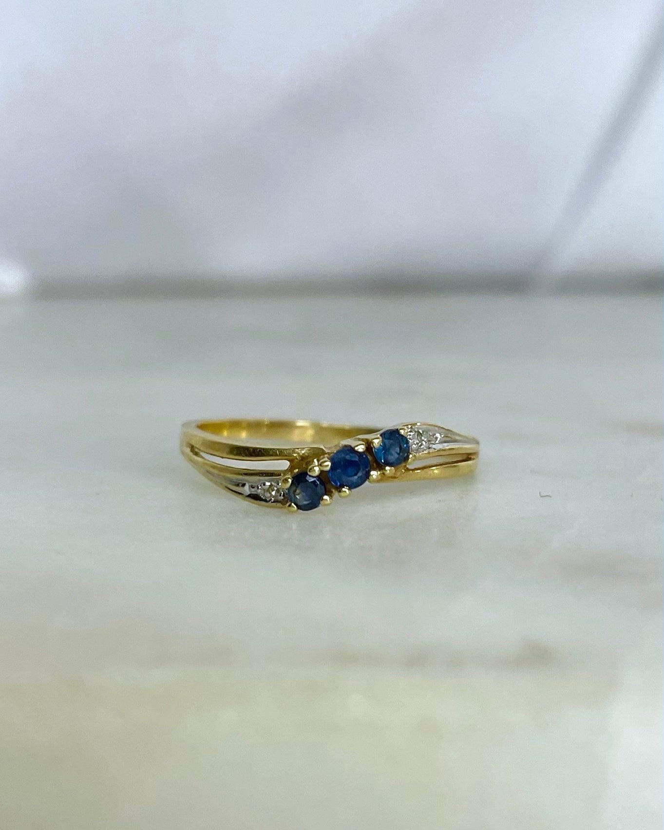 Bague Jonc Trilogie Saphirs &amp; Diamants “Maelis” - Elliade Paris