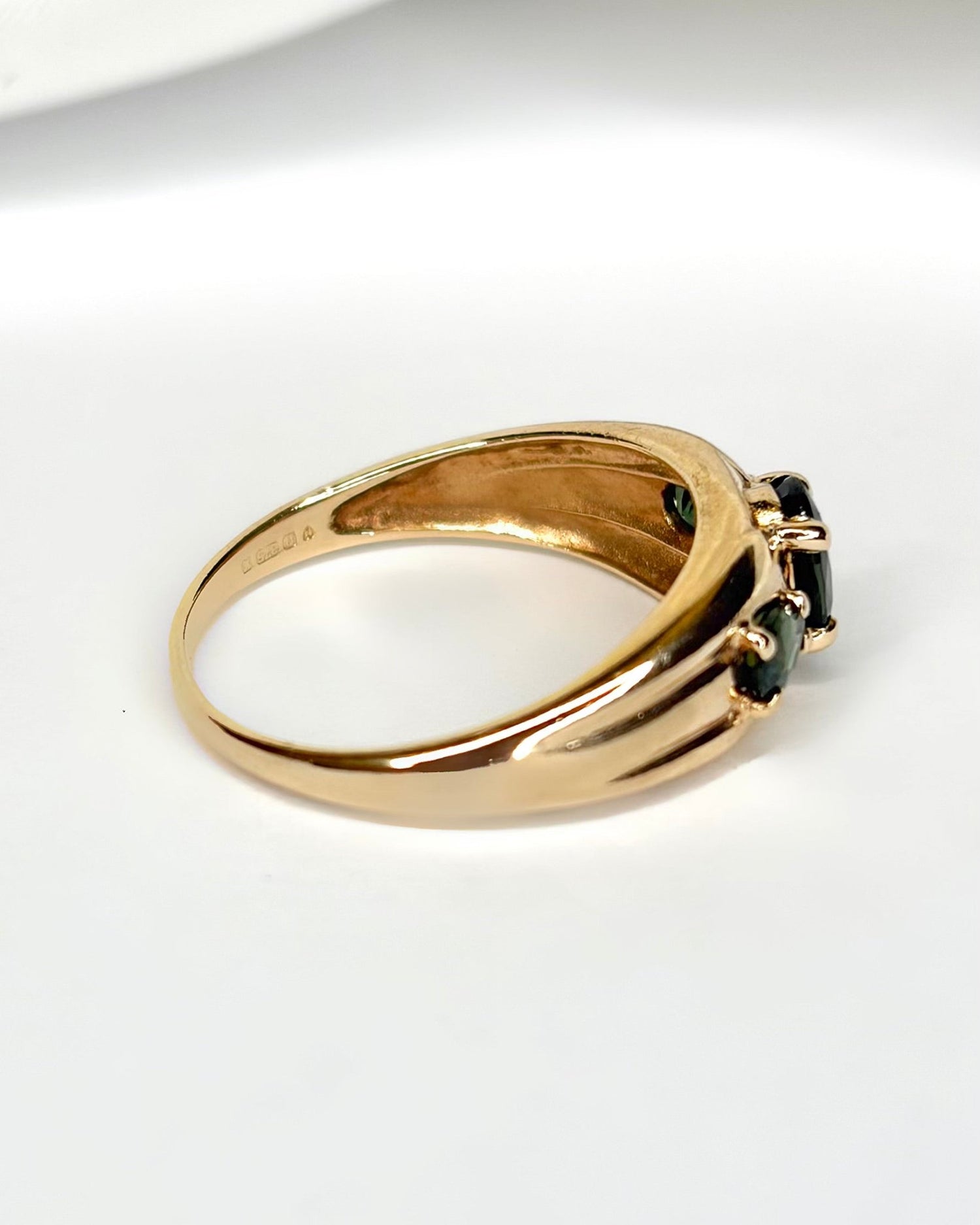 Bague Jonc Trilogie Saphirs Verts 0.99 carat "Zina" - Elliade Paris