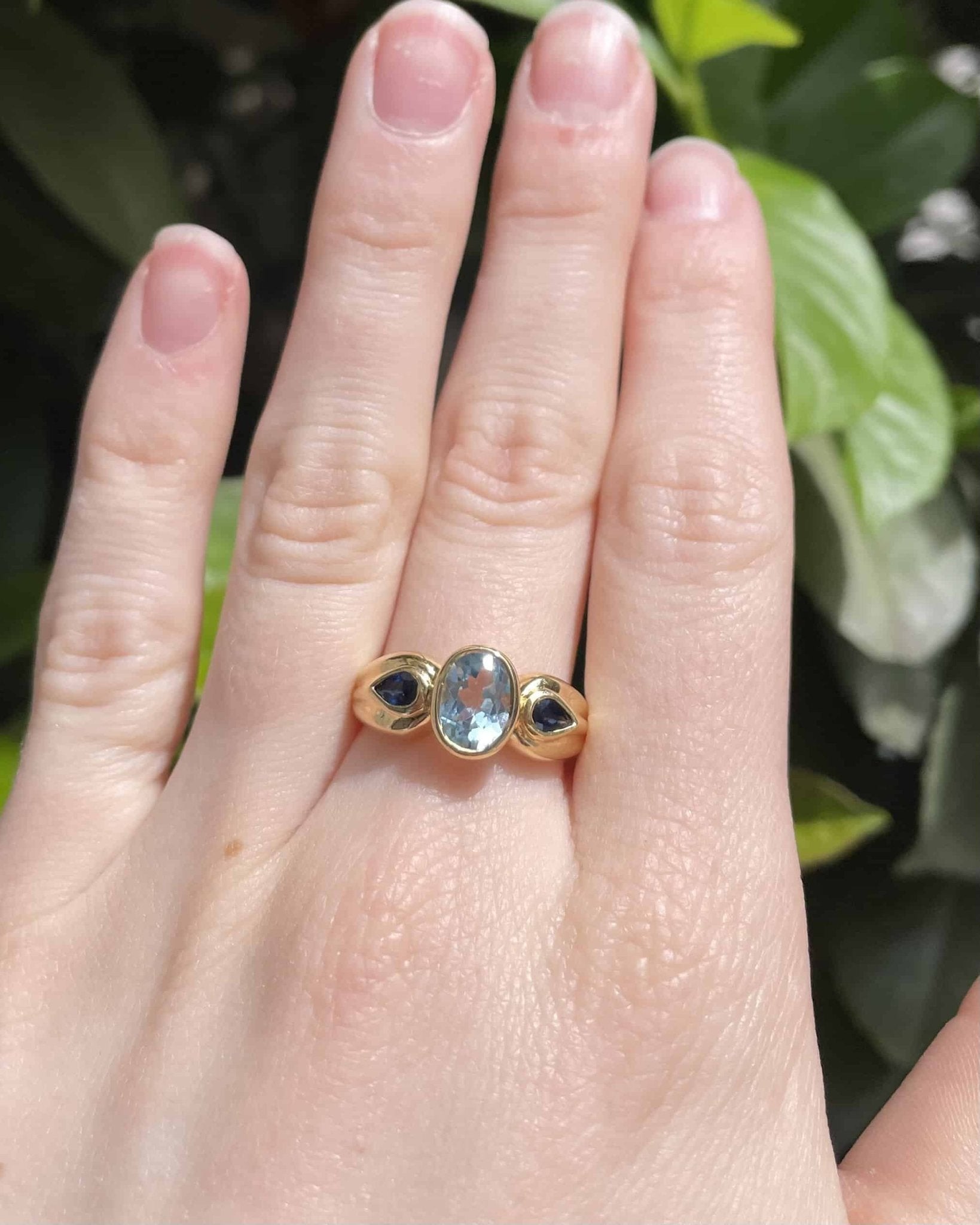 Bague Jonc Trilogie Topaze 1.45 carat &amp; Saphirs "Lawrence" - Elliade Paris