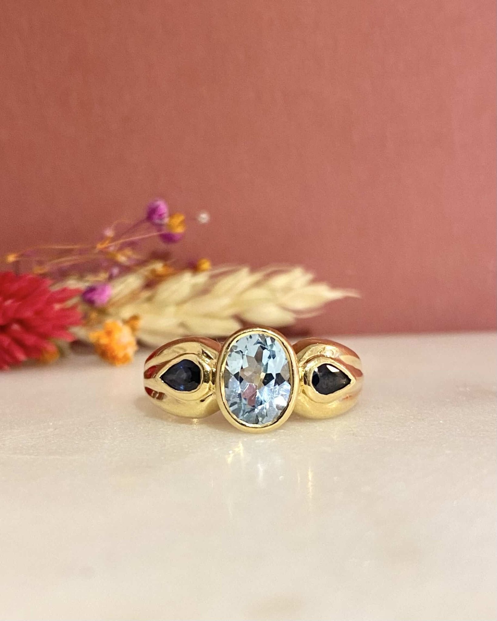 Bague Jonc Trilogie Topaze 1.45 carat &amp; Saphirs "Lawrence" - Elliade Paris