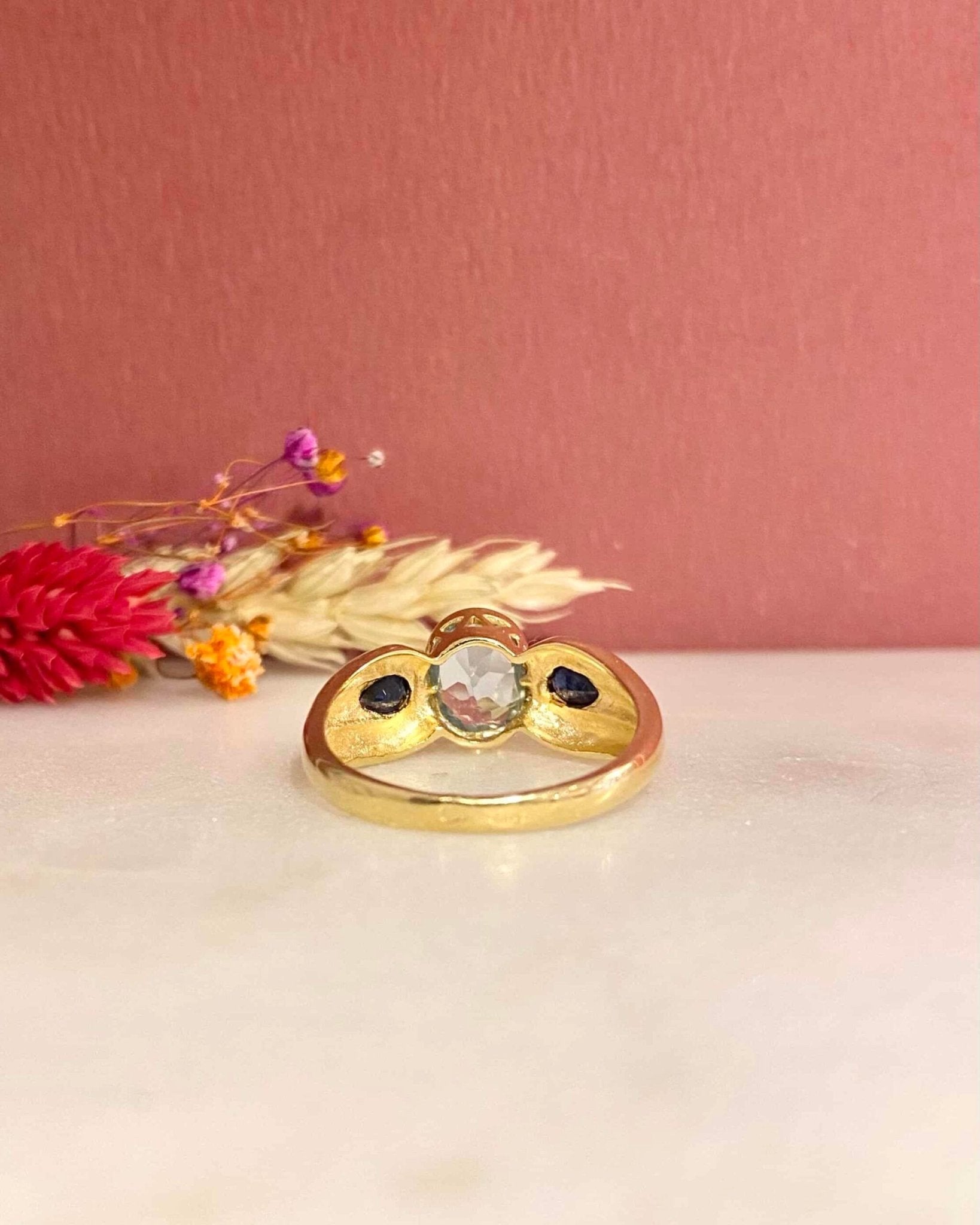 Bague Jonc Trilogie Topaze 1.45 carat &amp; Saphirs "Lawrence" - Elliade Paris