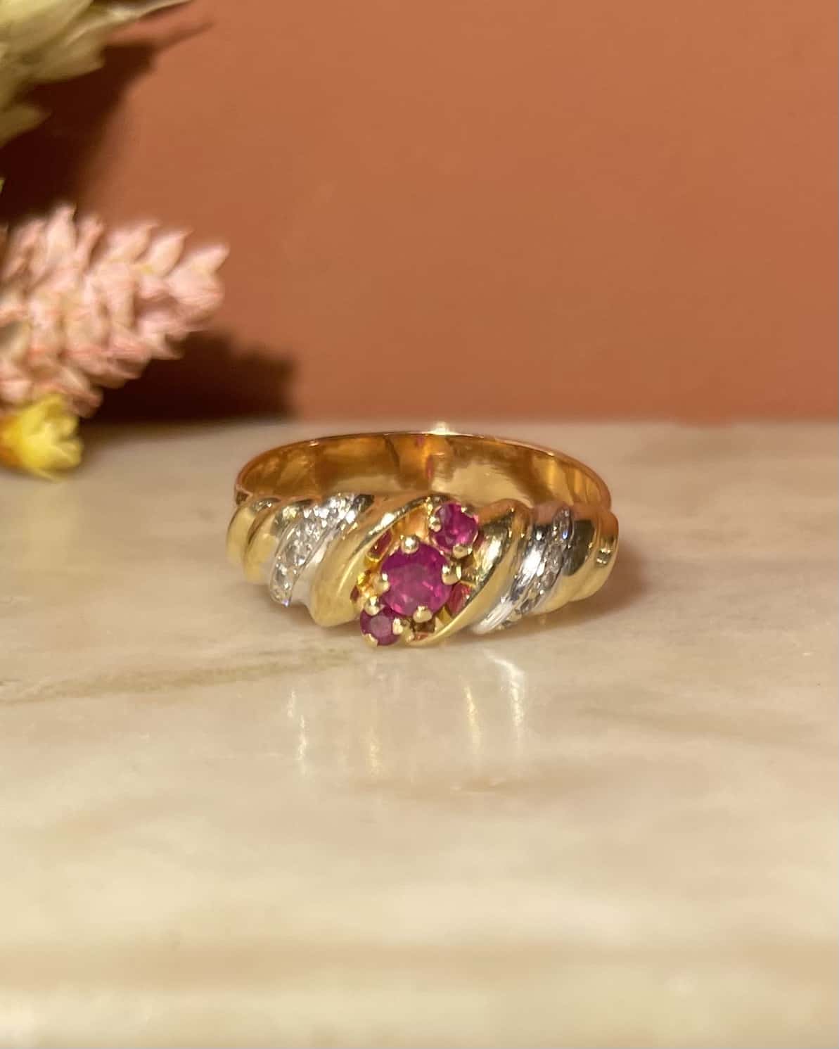 Anillo brazalete "Ylona" con tres diamantes y rubíes en oro