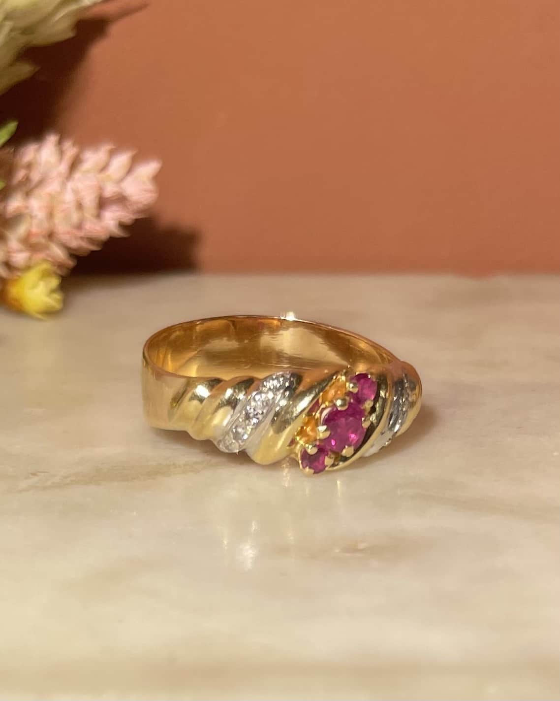 Bague Jonc Trois ors Diamants &amp; Rubis "Ylona" - Elliade Paris