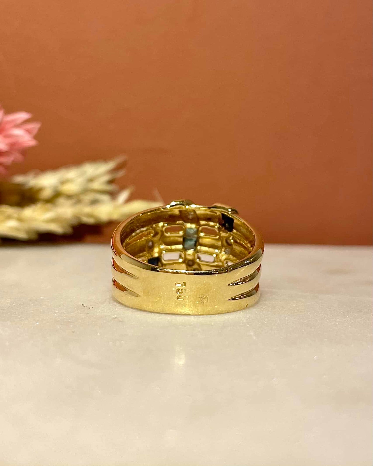 Bague Jonc Saphirs, Émeraudes &amp; Diamants &quot;Lucilia&quot;