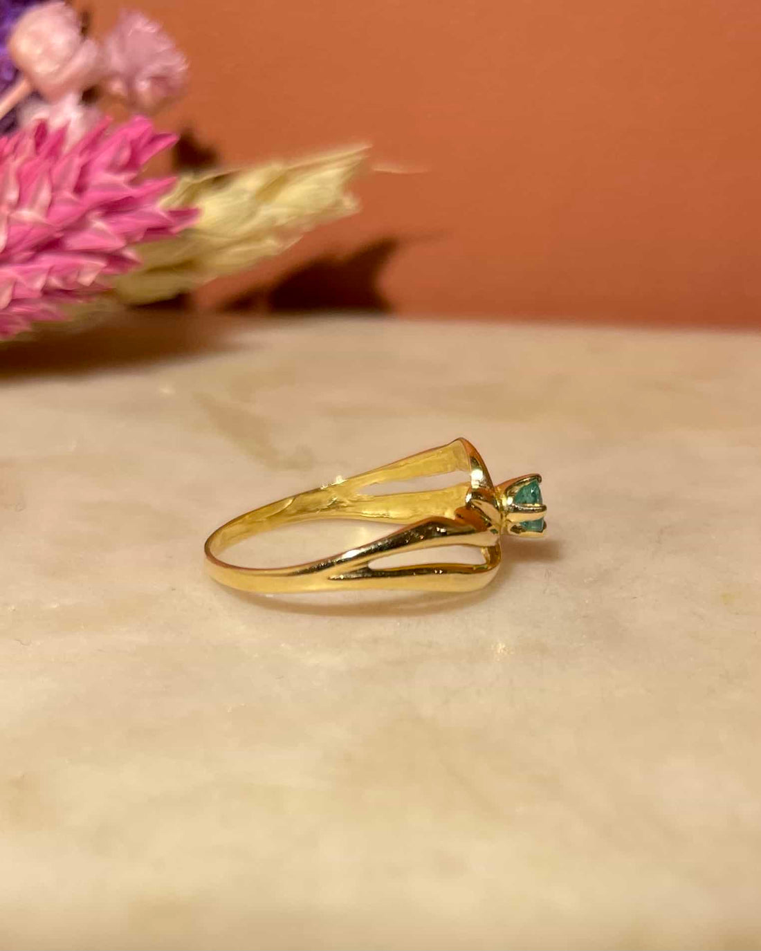 Anillo Tourbillon Solitario Esmeralda &quot;Eviana&quot;