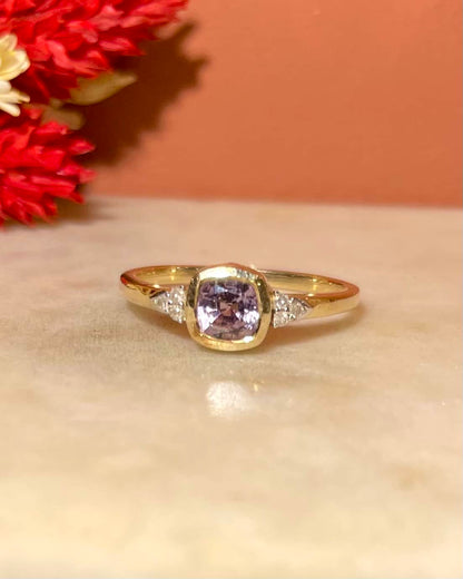Anillo de trilogía de diamantes y espinelas &quot;Silvienne&quot;