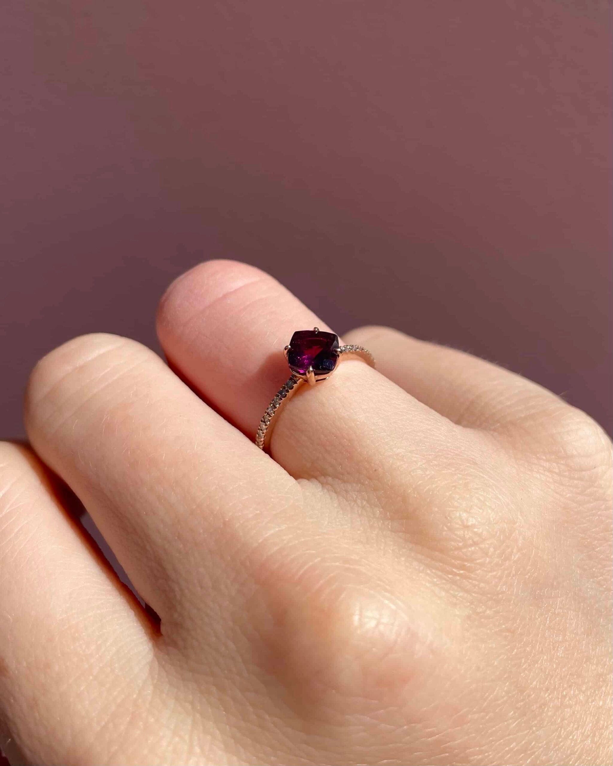 Anillo solitario "Maty" de granate de 1 quilate y 20 diamantes
