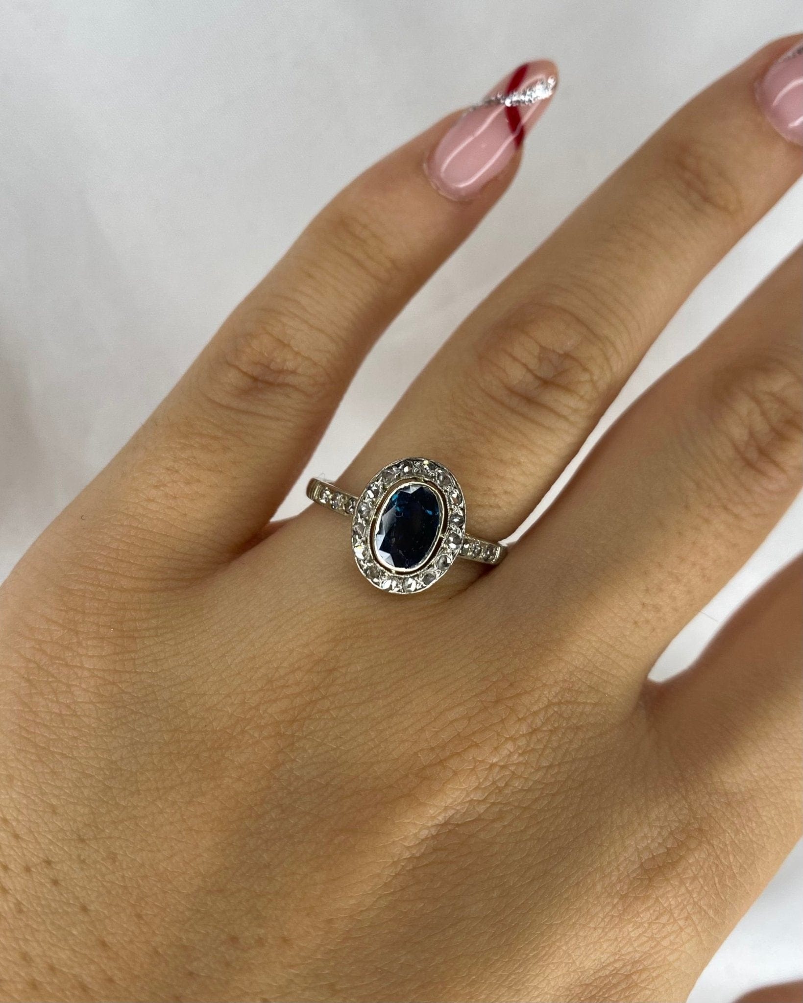 Bague Maguerite Art Déco Saphir 0.93 carat &amp; 22 Diamants "Floriane" - Elliade Paris