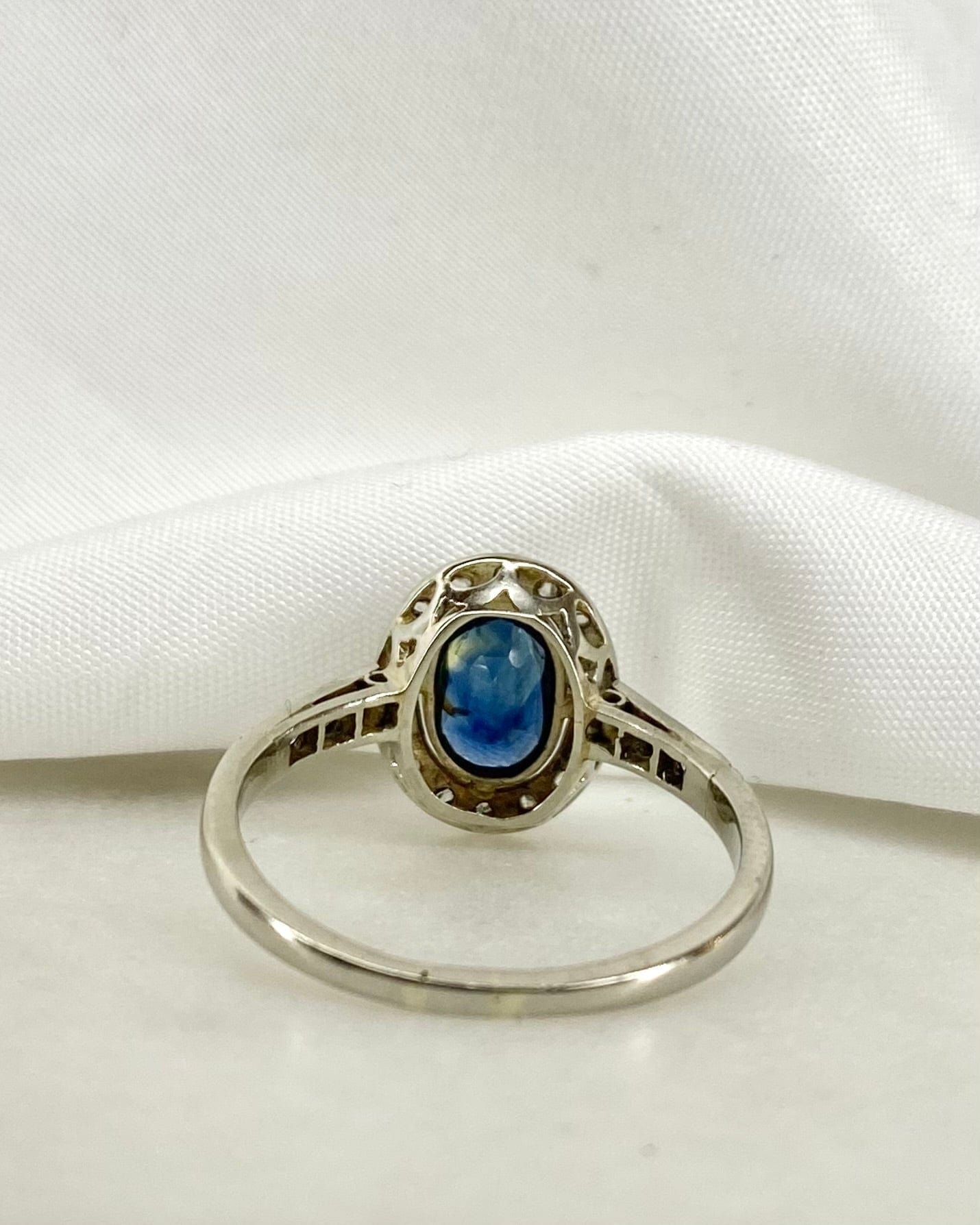 Bague Maguerite Art Déco Saphir 0.93 carat &amp; 22 Diamants "Floriane" - Elliade Paris