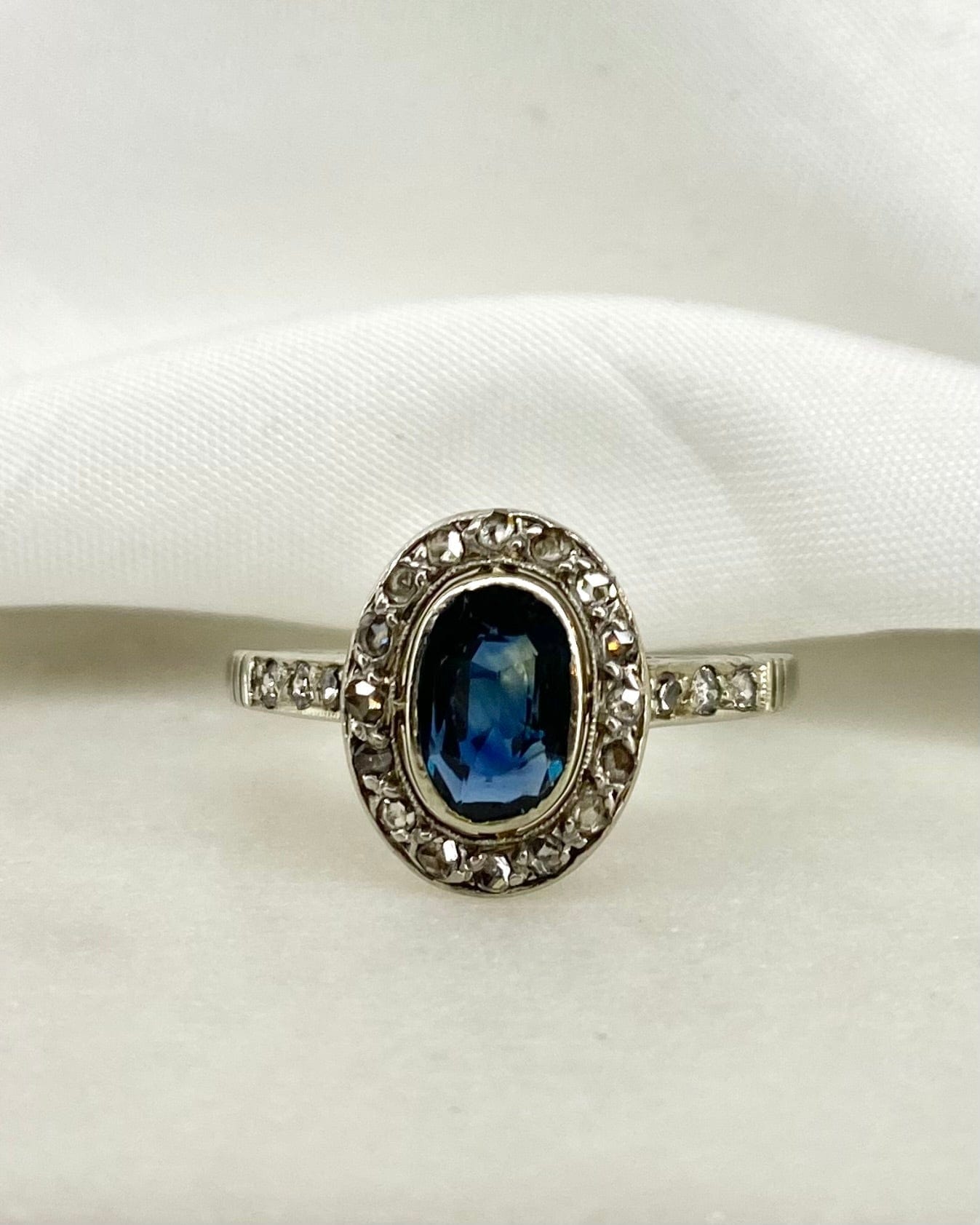 Bague Maguerite Art Déco Saphir 0.93 carat &amp; 22 Diamants "Floriane" - Elliade Paris