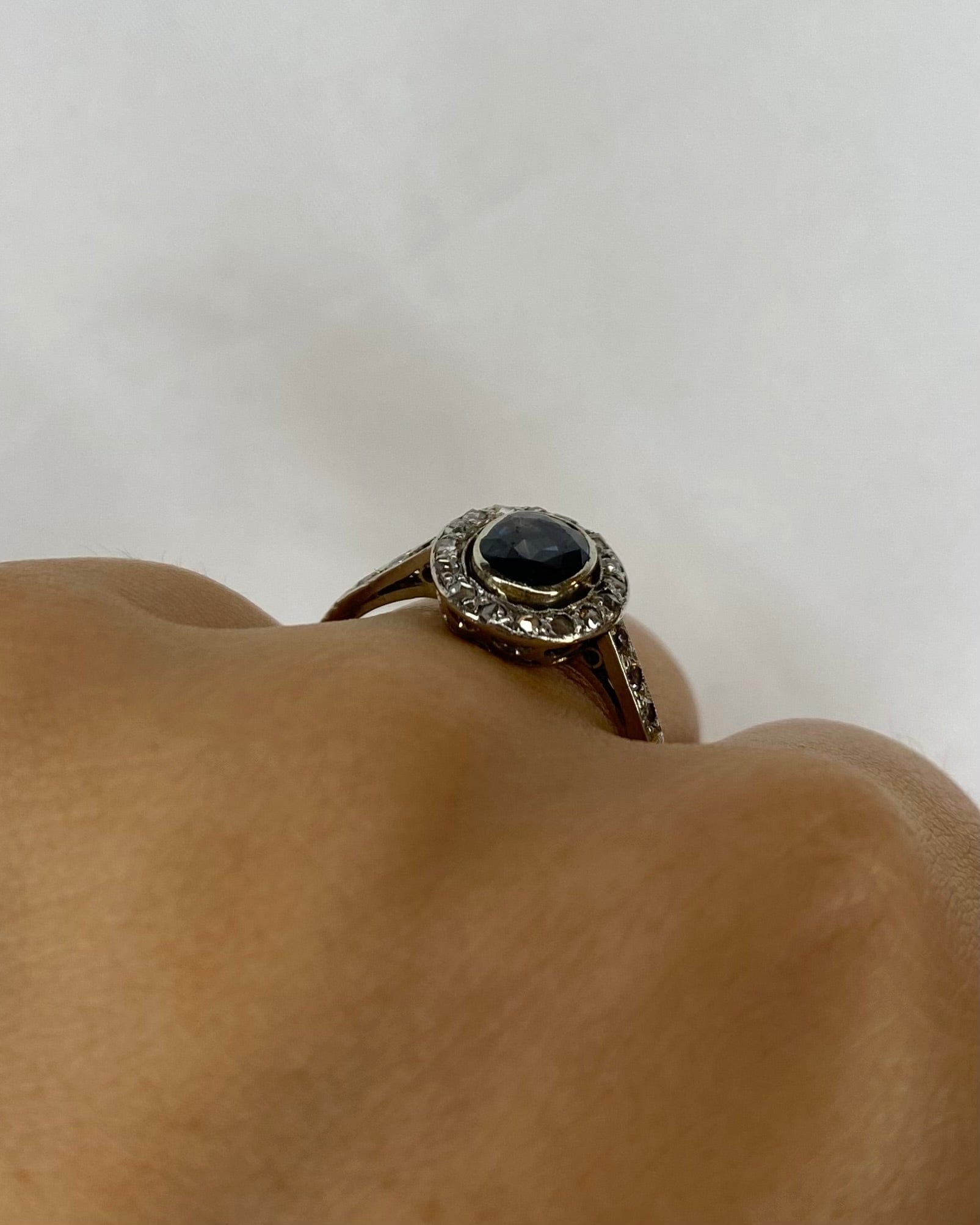 Bague Maguerite Art Déco Saphir 0.93 carat &amp; 22 Diamants "Floriane" - Elliade Paris