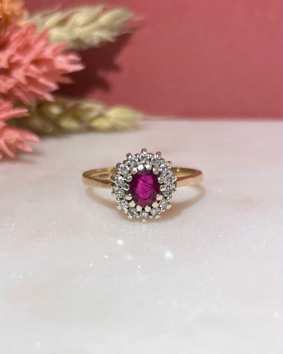Anillo &quot;Nellie&quot; con margaritas de rubí y diamantes de 0,45 quilates