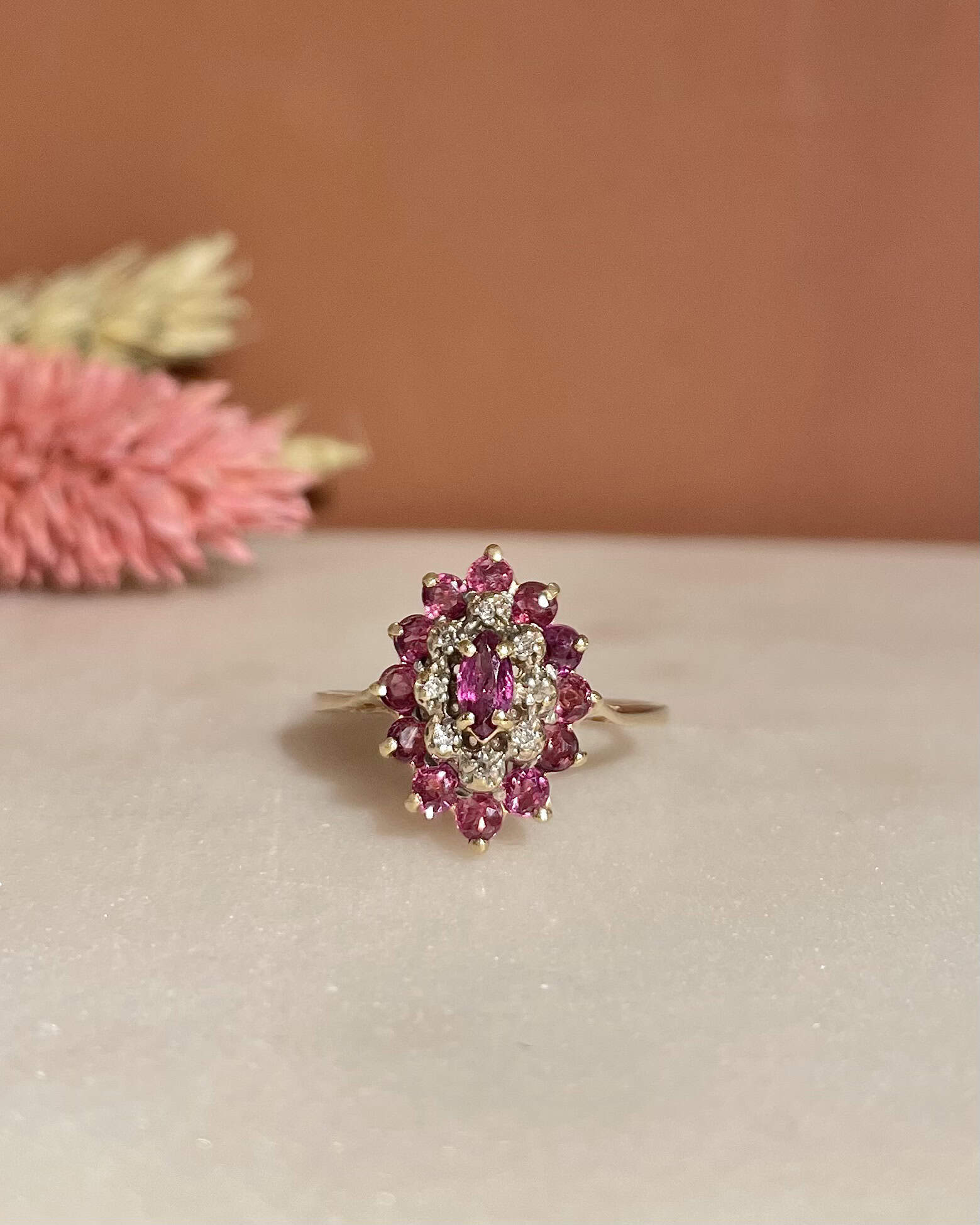 Bague Marguerite 13 Rubis &amp; Diamants "Kensley" - Elliade Paris