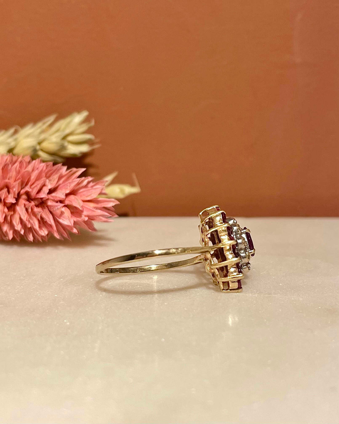 Bague Marguerite 13 Rubis &amp; Diamants &quot;Kensley&quot; - Elliade Paris