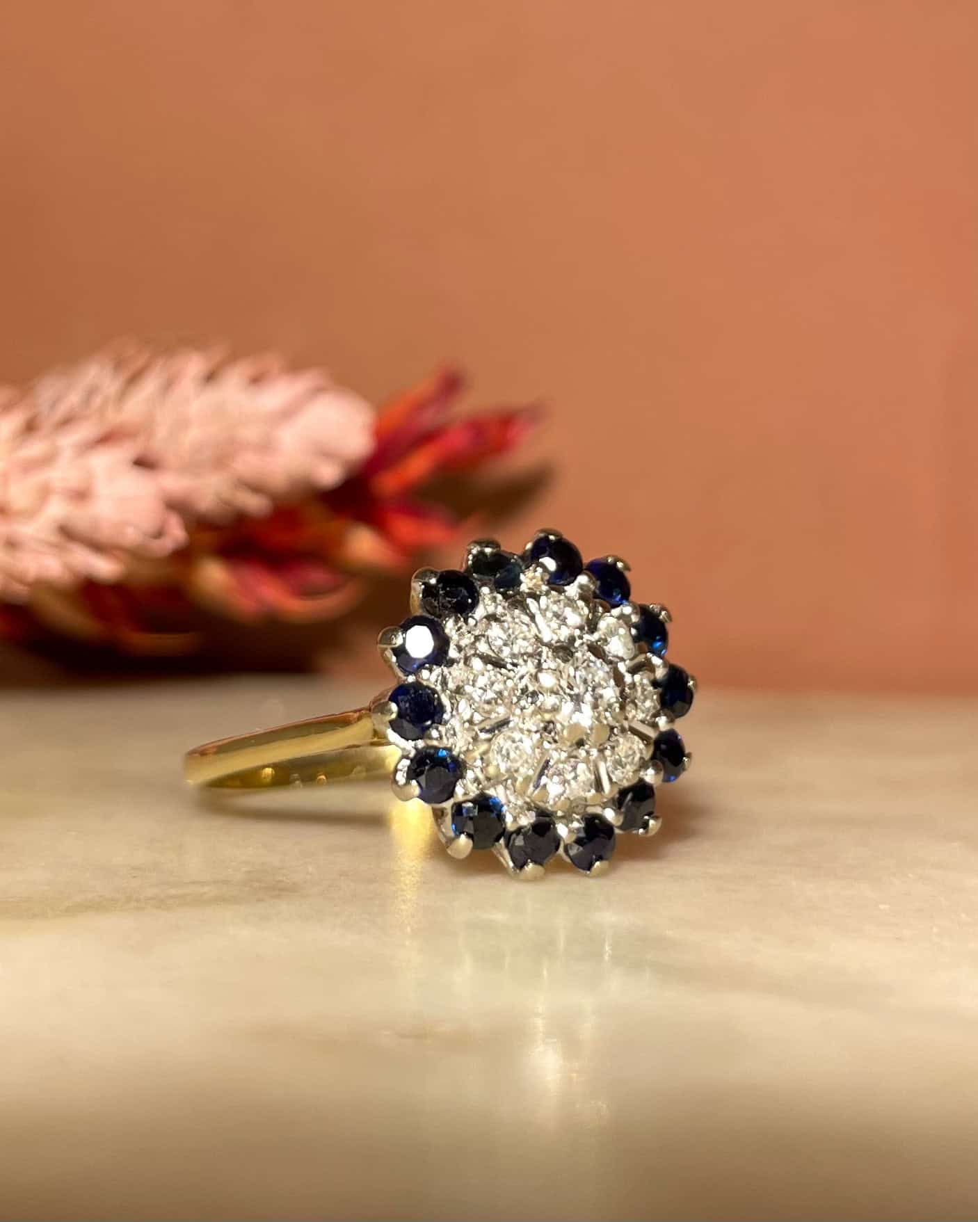 Bague Marguerite 14 Saphirs &amp; 9 Diamants "Johara" - Elliade Paris