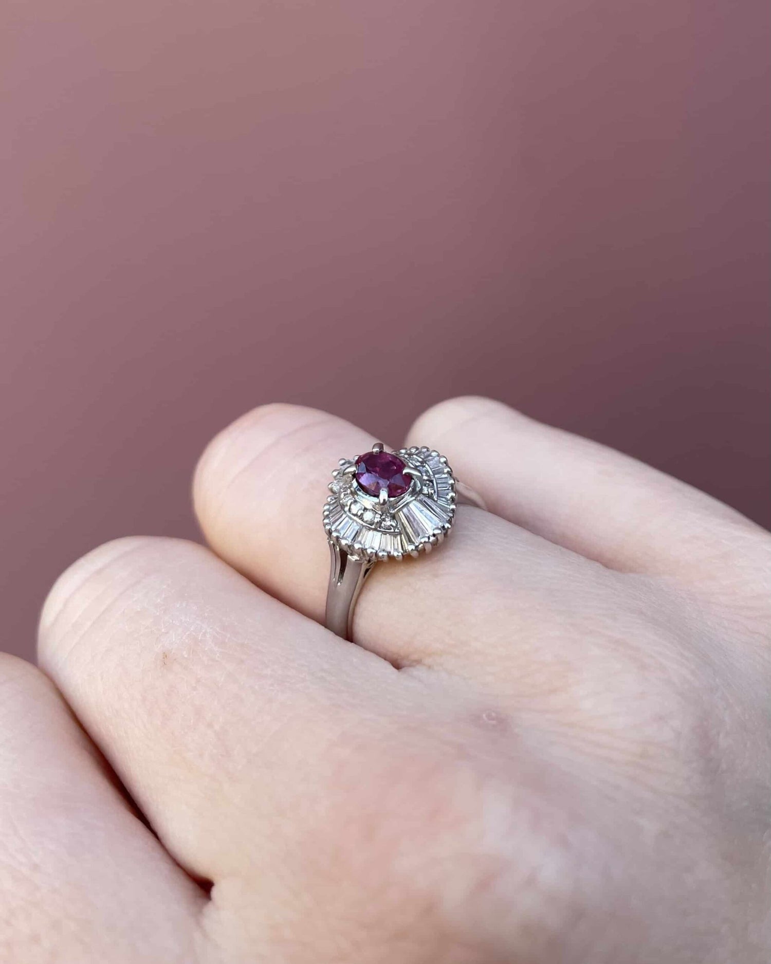 Bague Marguerite Rubis 0.50 carat &amp; 42 Diamants 0.56 carat &quot;Dorina&quot;