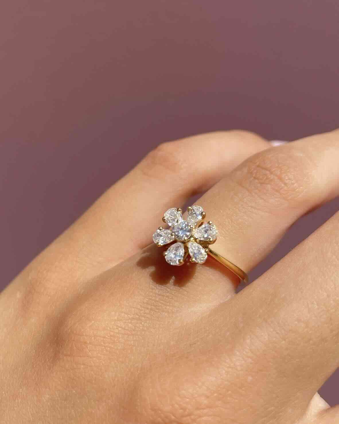Bague Marguerite 7 Diamants "Edwige" - Elliade Paris